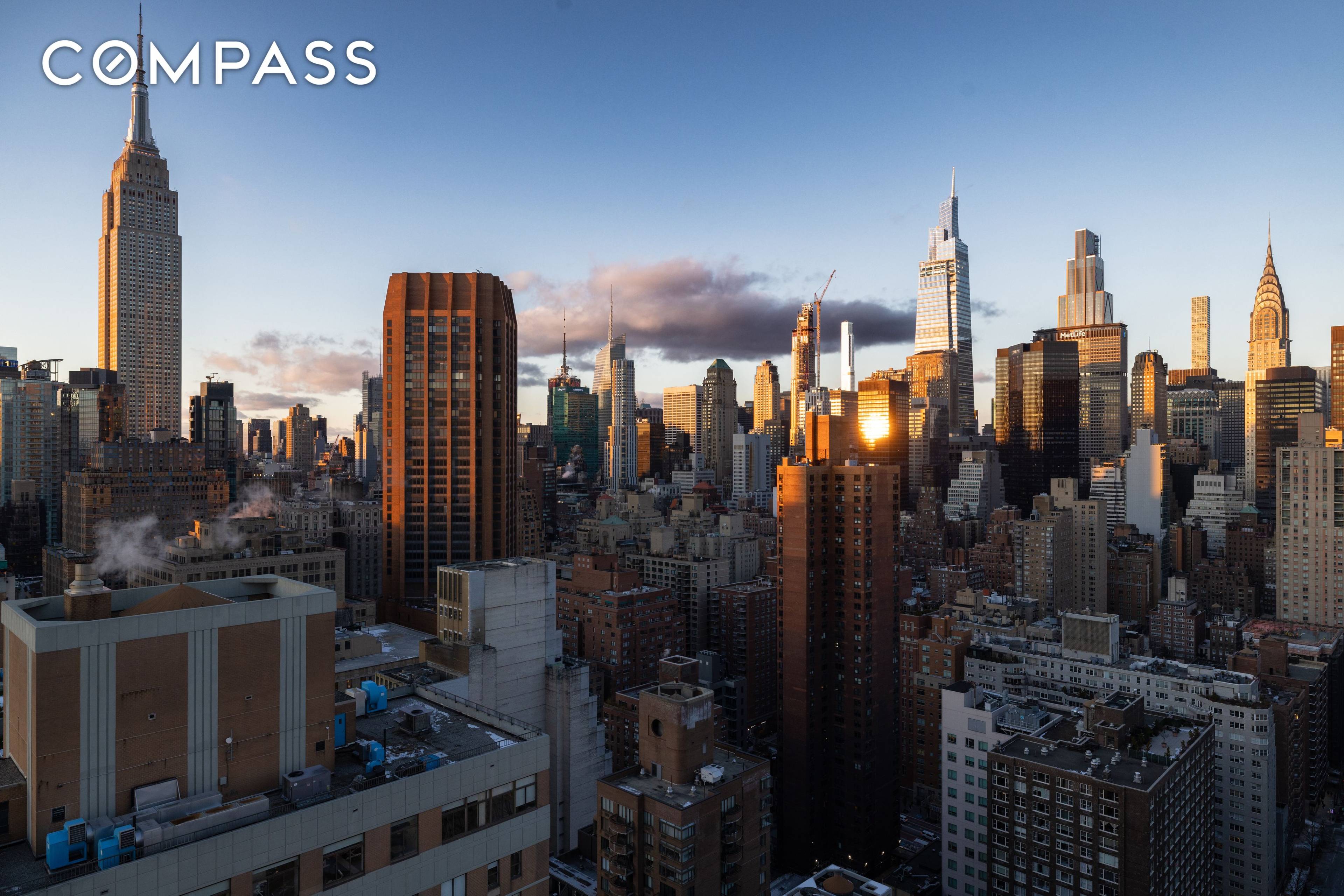 PENTHOUSE WITH DRAMATIC HIGH CEILINGS AND DRAMATIC VIEWS 20 FT VAULTED CEILINGS !