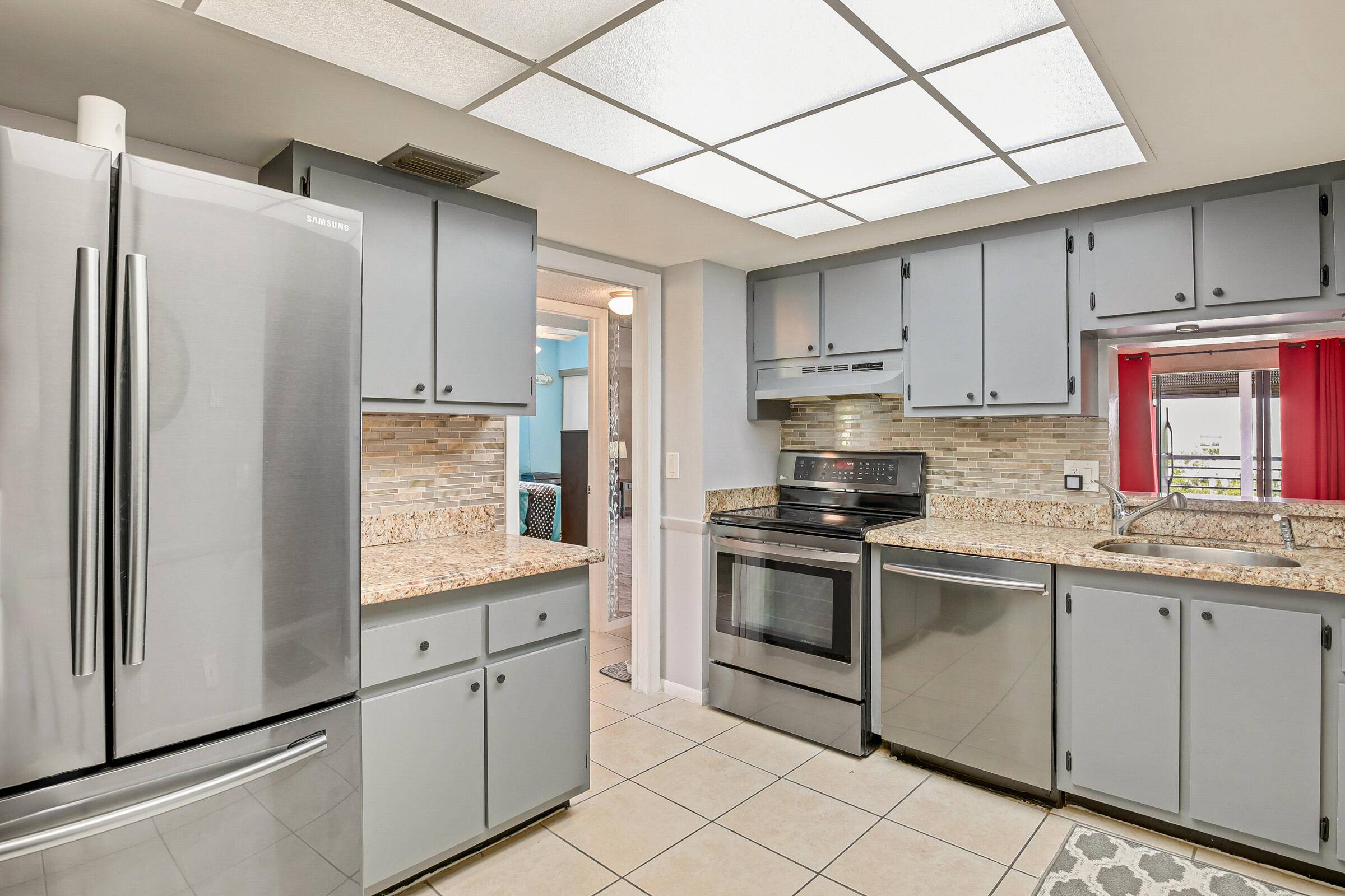 WELCOME TO THIS SPACIOUS CORNER CONDO WITH EXTRA WINDOWS TOP FLOOR VIEWS.