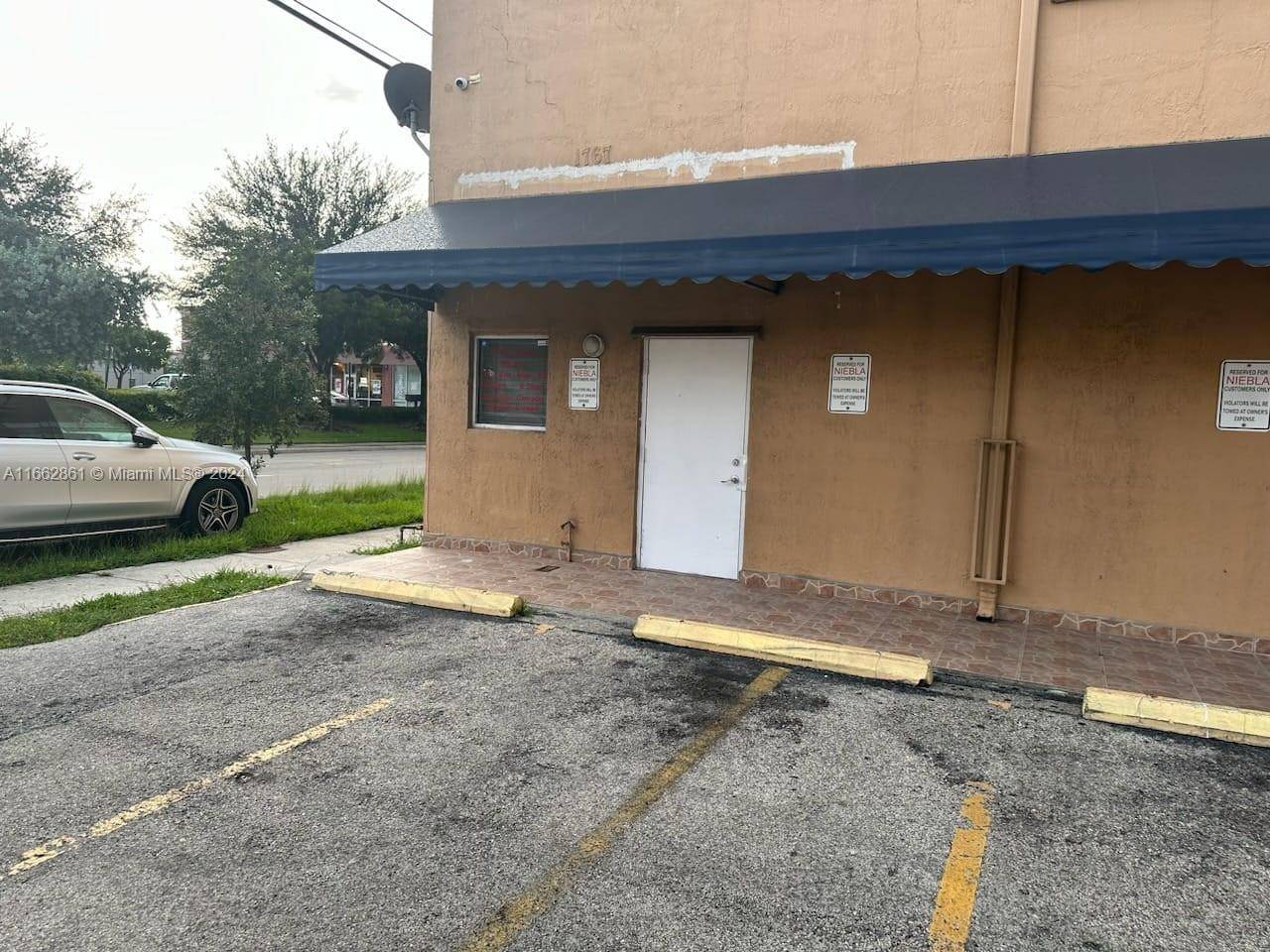 Opportunity Alert ! This corner unit is versatile in use, boosting 2, 220 sq.