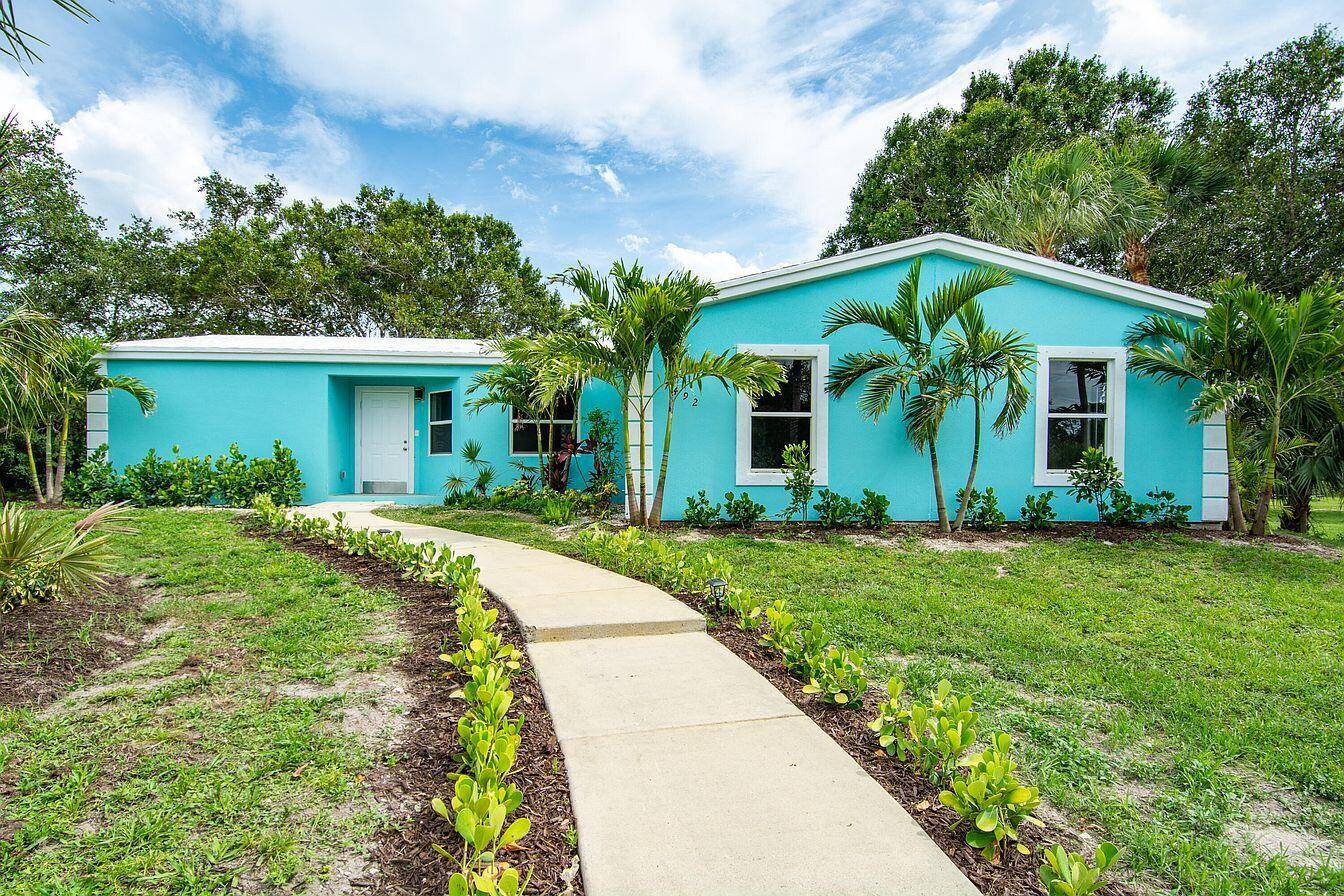 Welcome to your private slice of paradise in Palm City Farms !