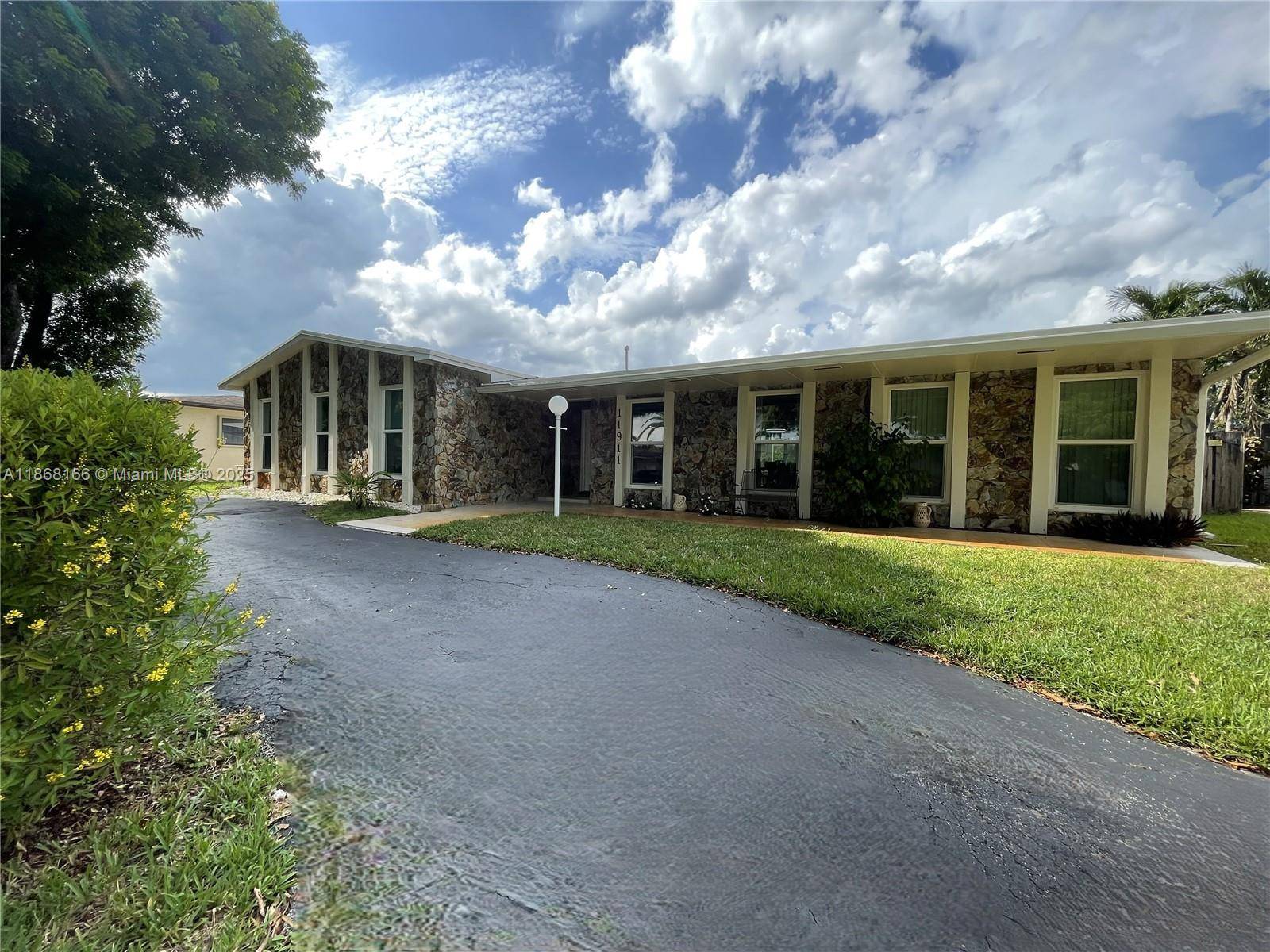 Great opportunity to make this Pembroke Pines house your forever home !