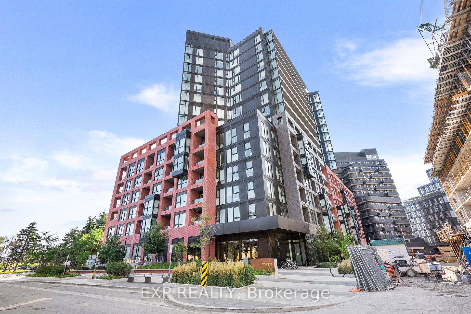 Penthouse 16th Floor 3 Bdrm, 2 Bath Corner Suite At Express Condos !