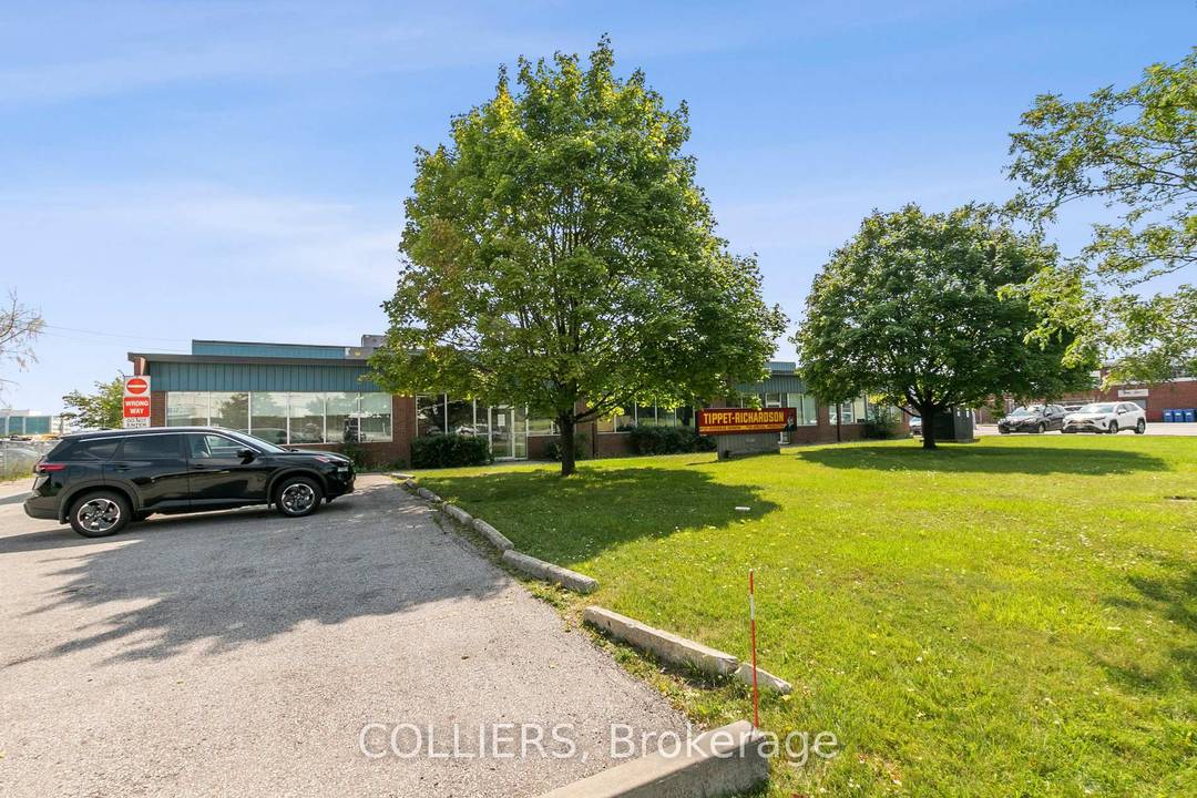 Well located space in Scarborough with excellent access to Highway 401.