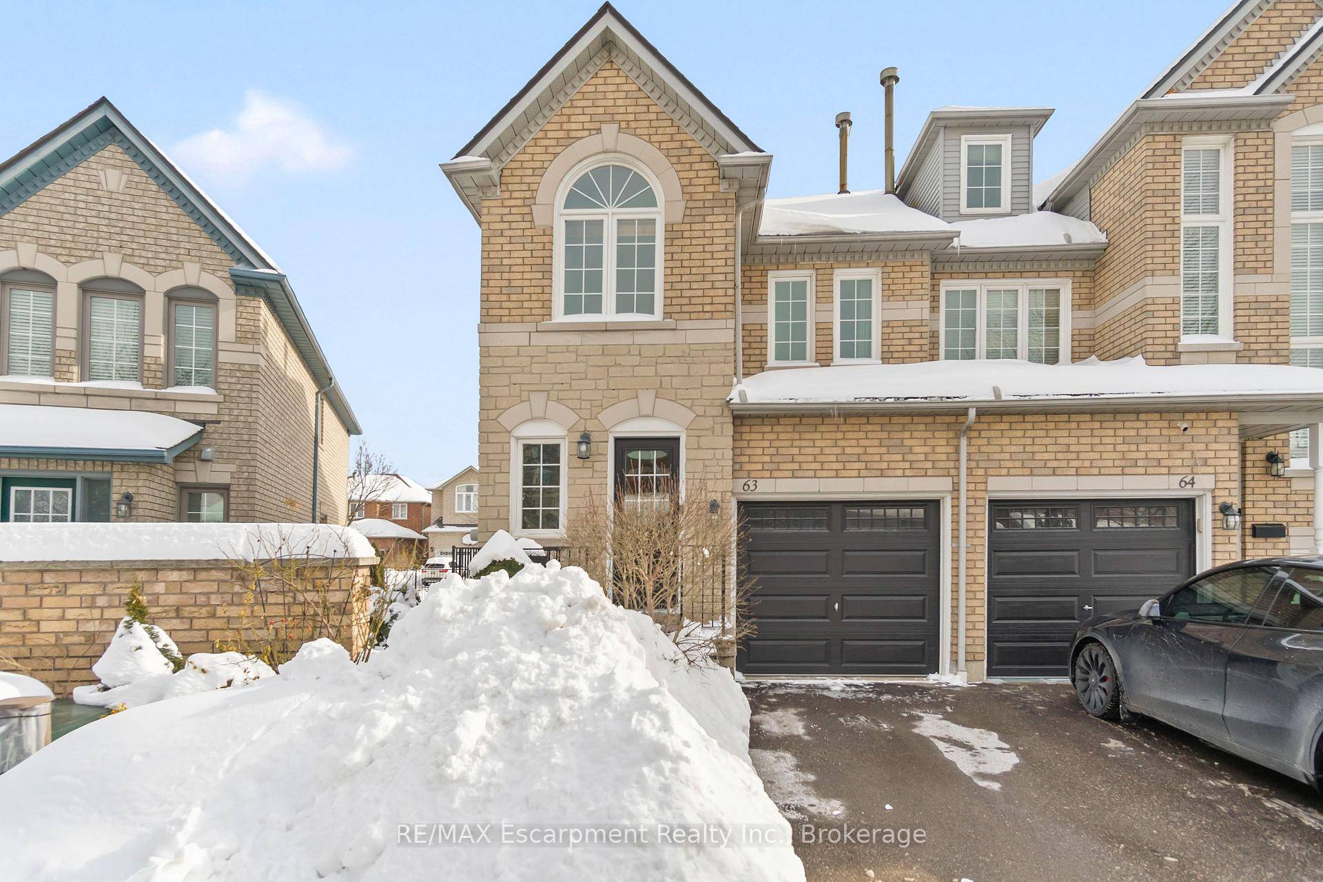 Exceptional end unit townhouse in a tranquil Mississauga neighbourhood rarely offered !