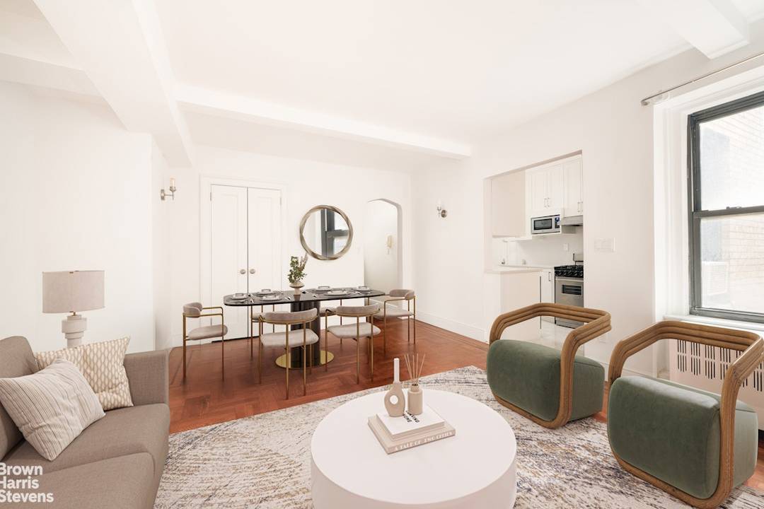 Perfectly positioned in the heart of the Upper West Side, Residence 5C at 49 West 72nd Street offers classic prewar charm just moments from Central Park.