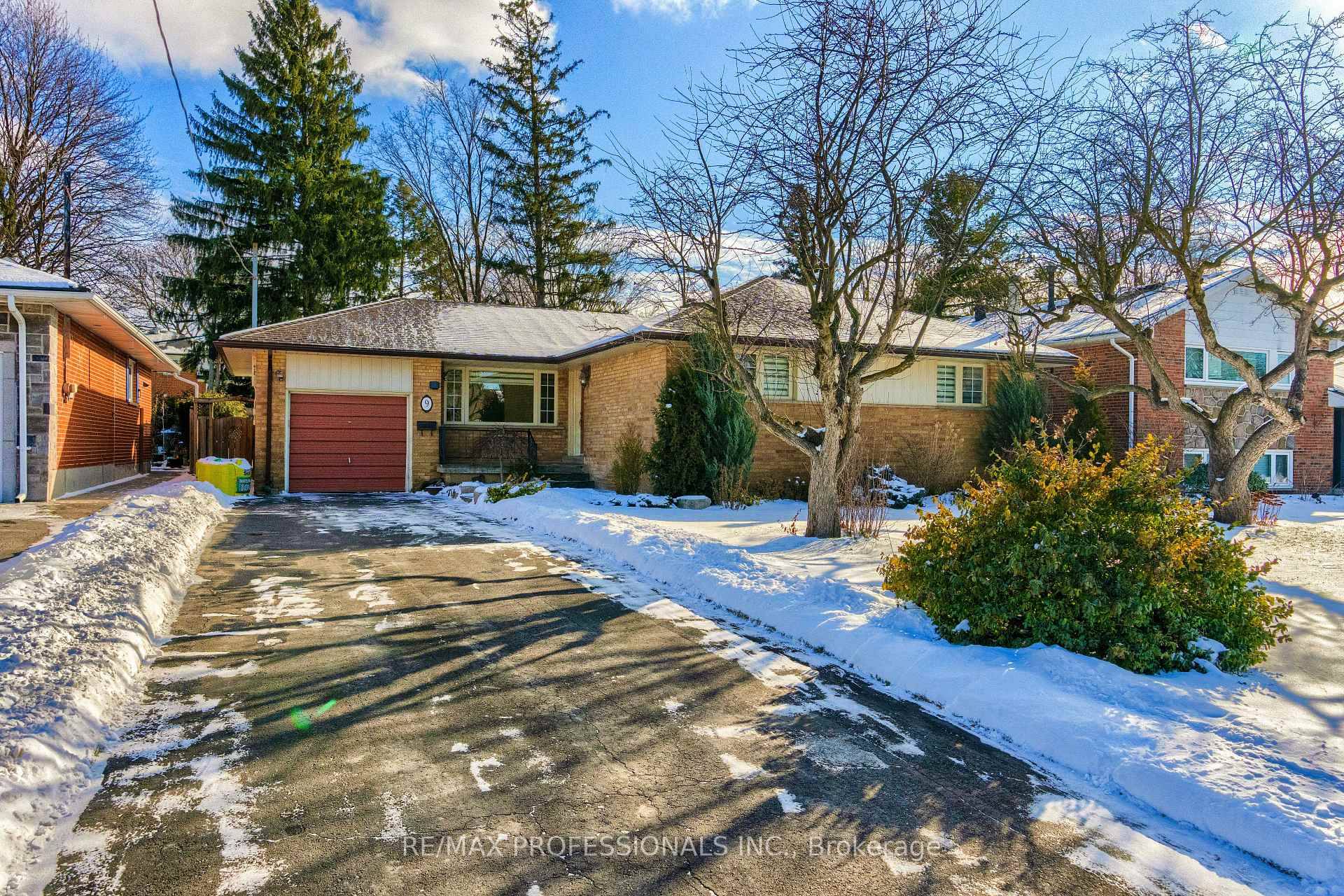 SEE VIRTUAL TOUR ! Welcome home to 9 Suburban Drive in highly sought after Riverview Heights, Streetsville !