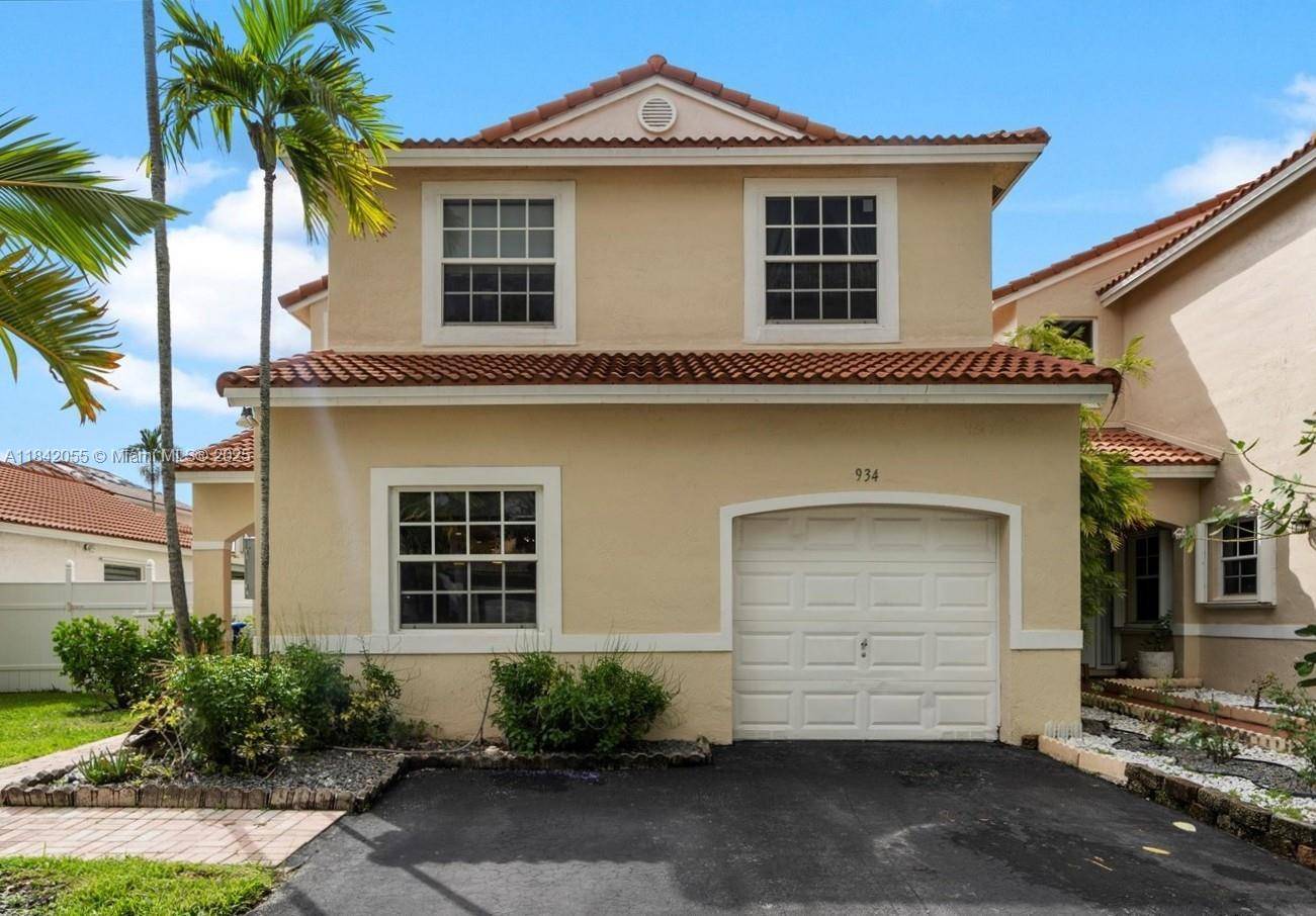 Style, style, style ! This elegant home is tucked in the quiet and walkable SilverLakes Misty Harbor neighborhood.