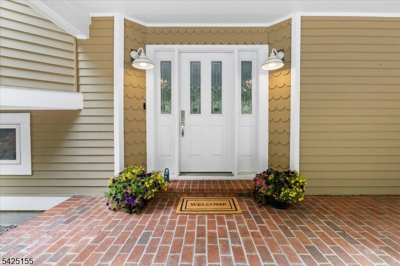 Modern masterpiece located on private 5 acre lot !