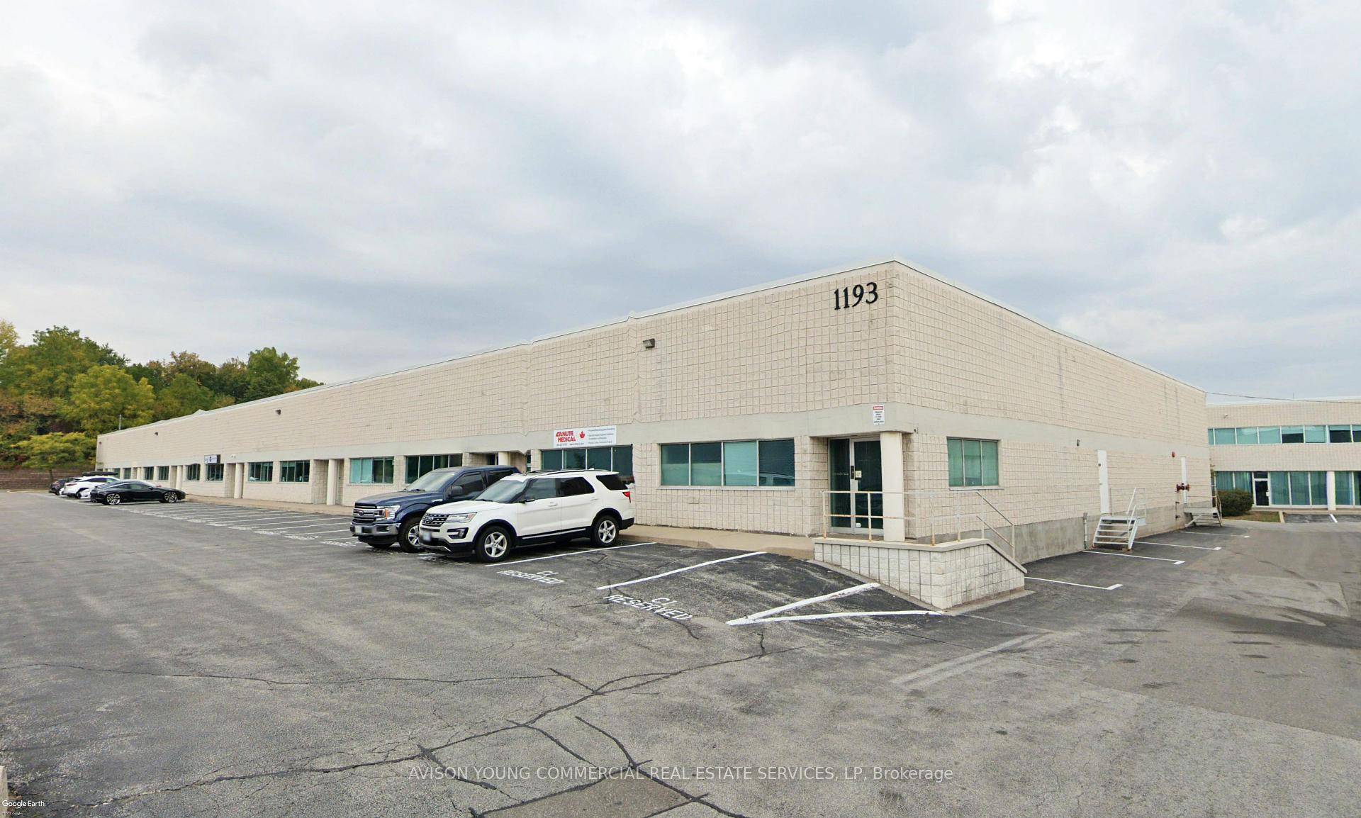 Excellent industrial unit in a professionally managed complex.