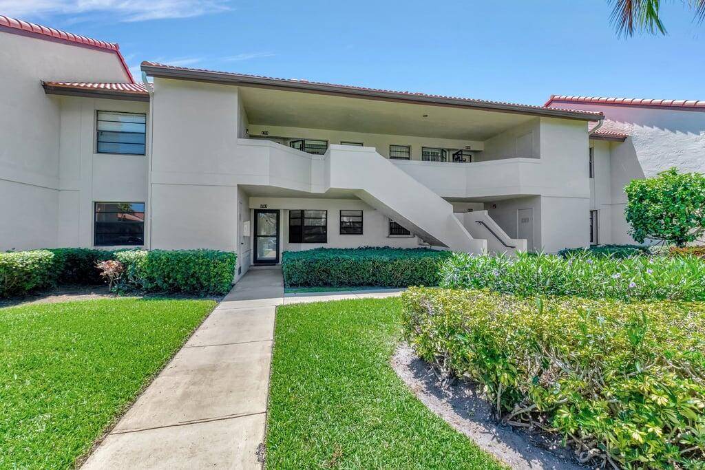 Step inside this light bright condo to find yourself in a beautiful space that is so welcoming, creating a cozy inviting atmosphere perfect for relaxation or entertaining.