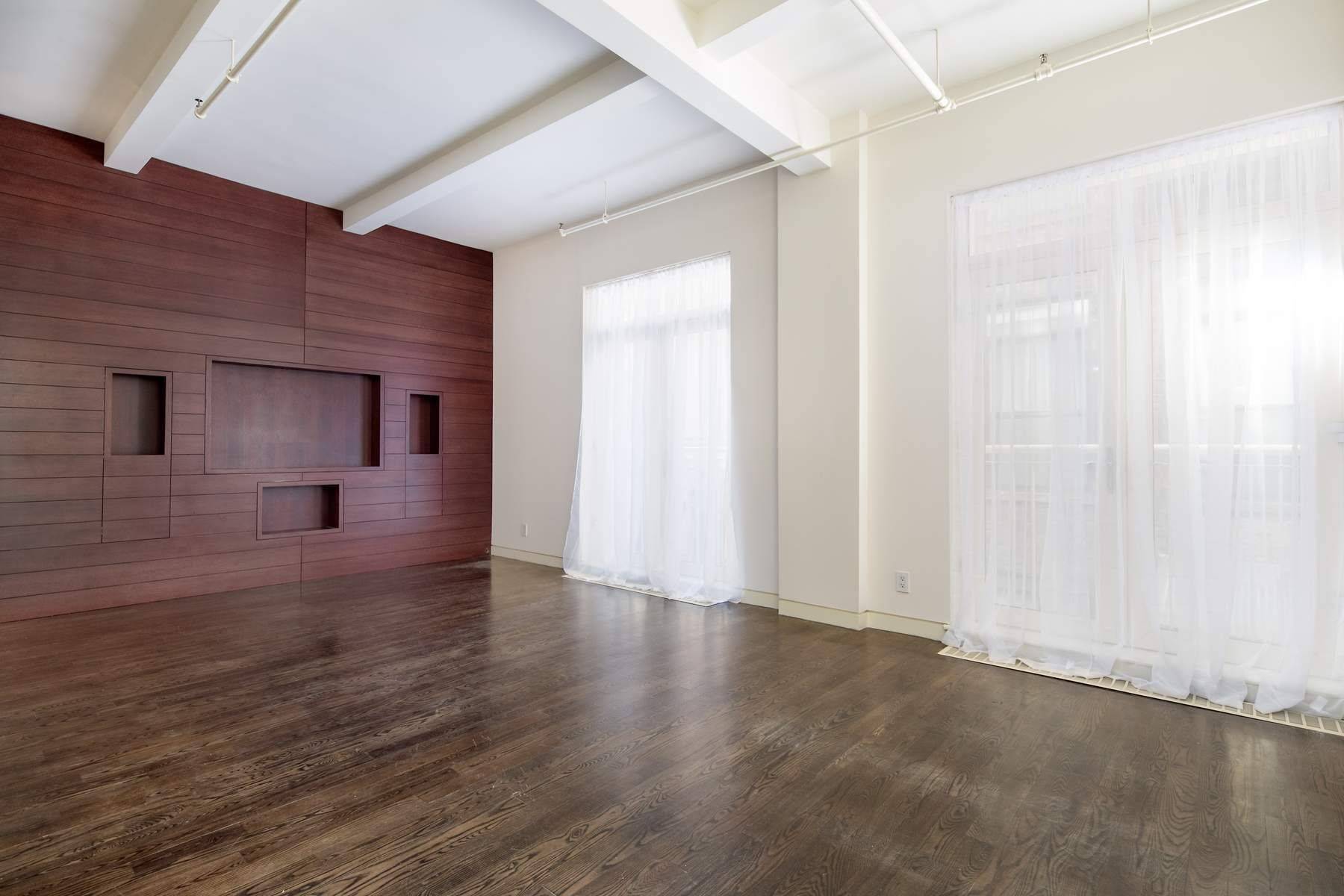 Experience a rare combination a mint condition loft residence in a full service yet intimate building with fantastic amenities and a coveted location.