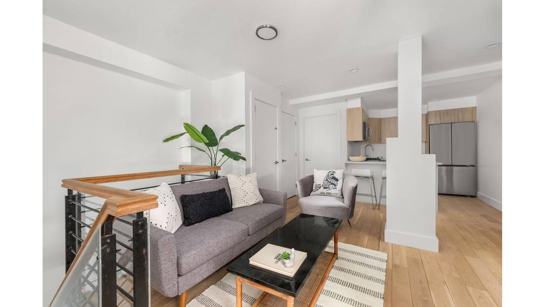 Garden lovers rejoice ! Freshly renovated garden duplex, at the Lofts at Waverly.