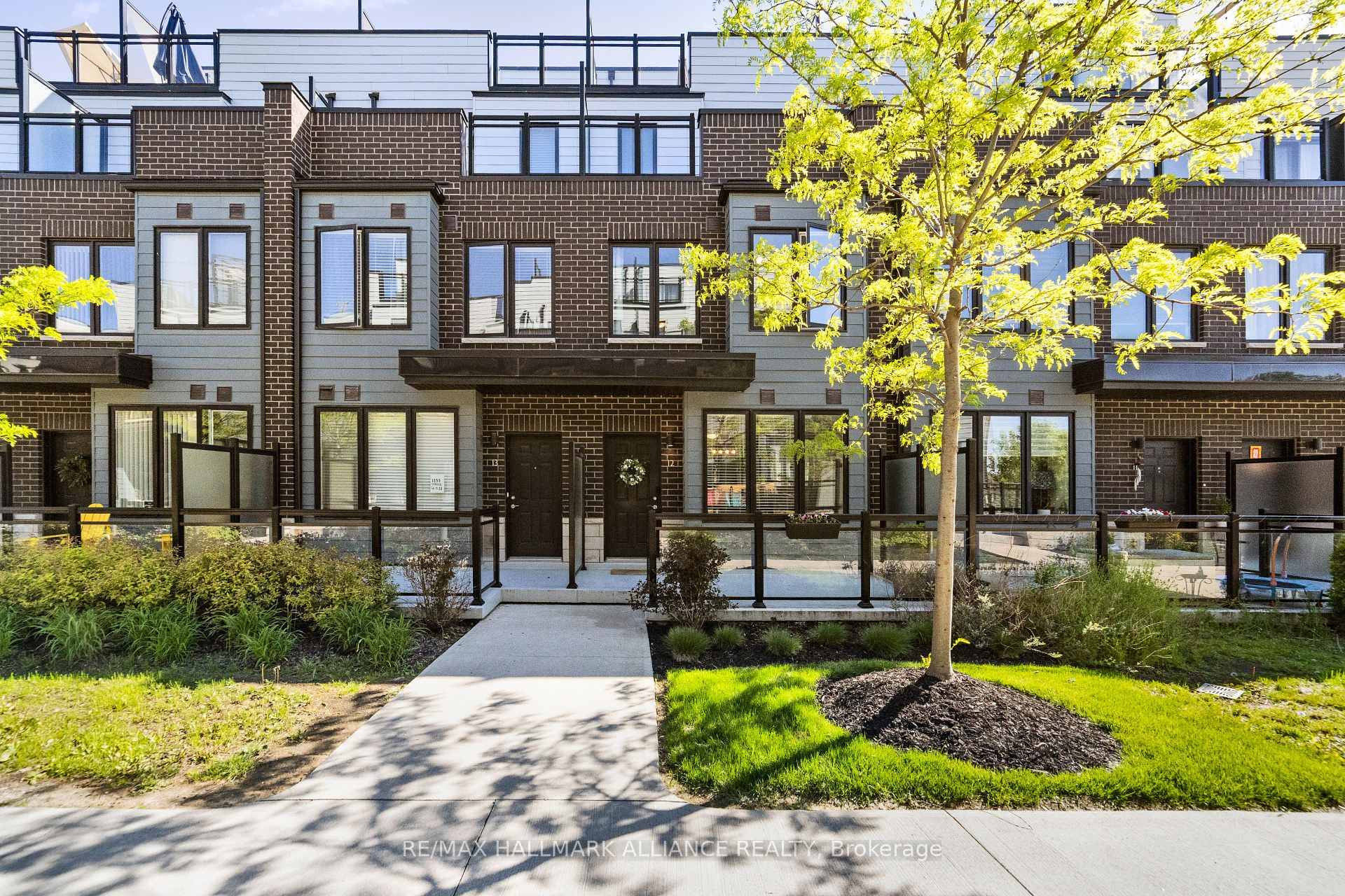 Great Opportunity to own a Stunning Condo Townhome in Fabulous Clarkson.