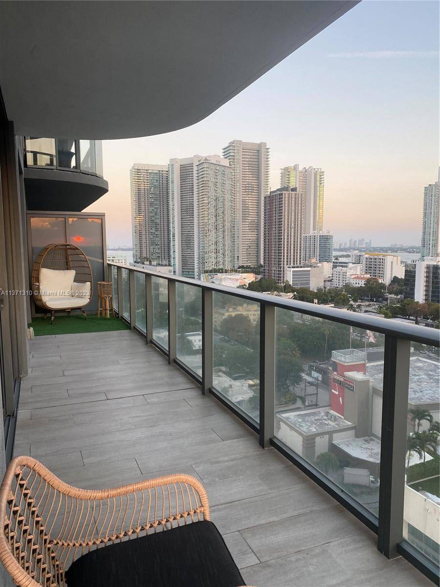 Hyde Suites Residences Beautiful corner apartment 2 bed and 2bath with wrap up balcony in Midtown Art Area.