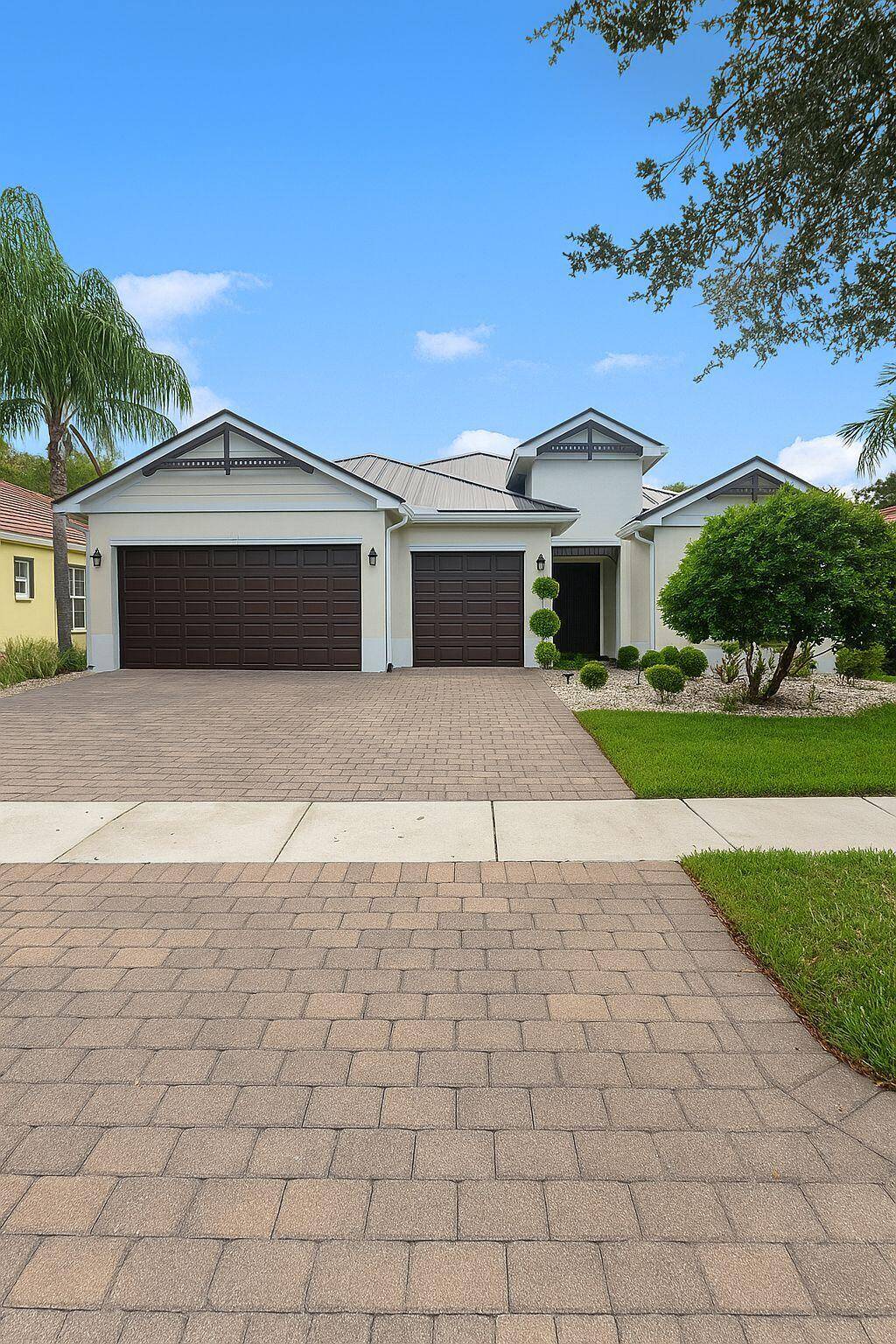 Beautiful and spacious 5 beds, 3 baths single story home in the desirable, gated community of Palm Beach Plantation.