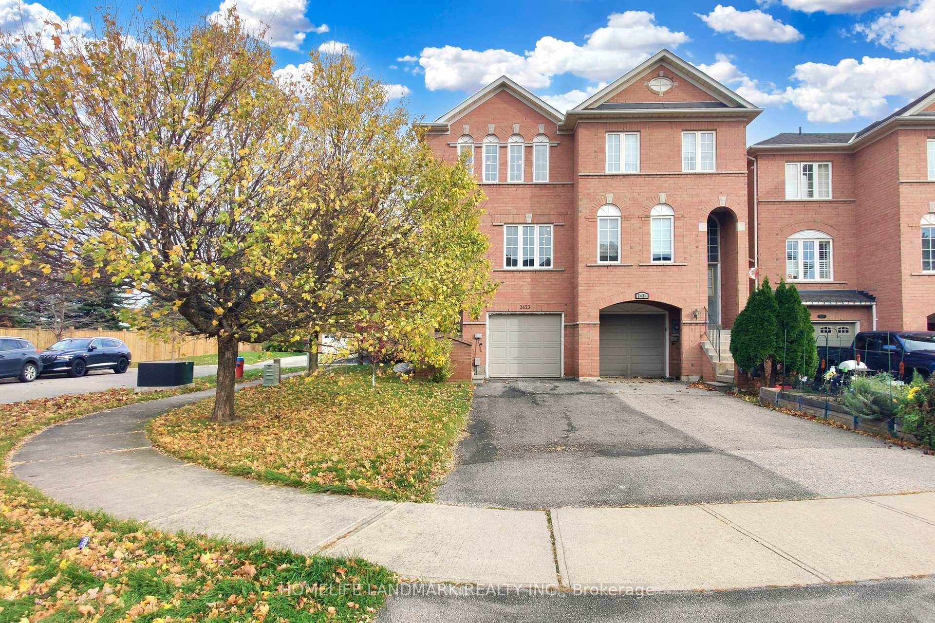 Beautifully upgraded 3 Bed, 3 Bath End Unit in one of Oakvilles most desirable family neighbourhoods !