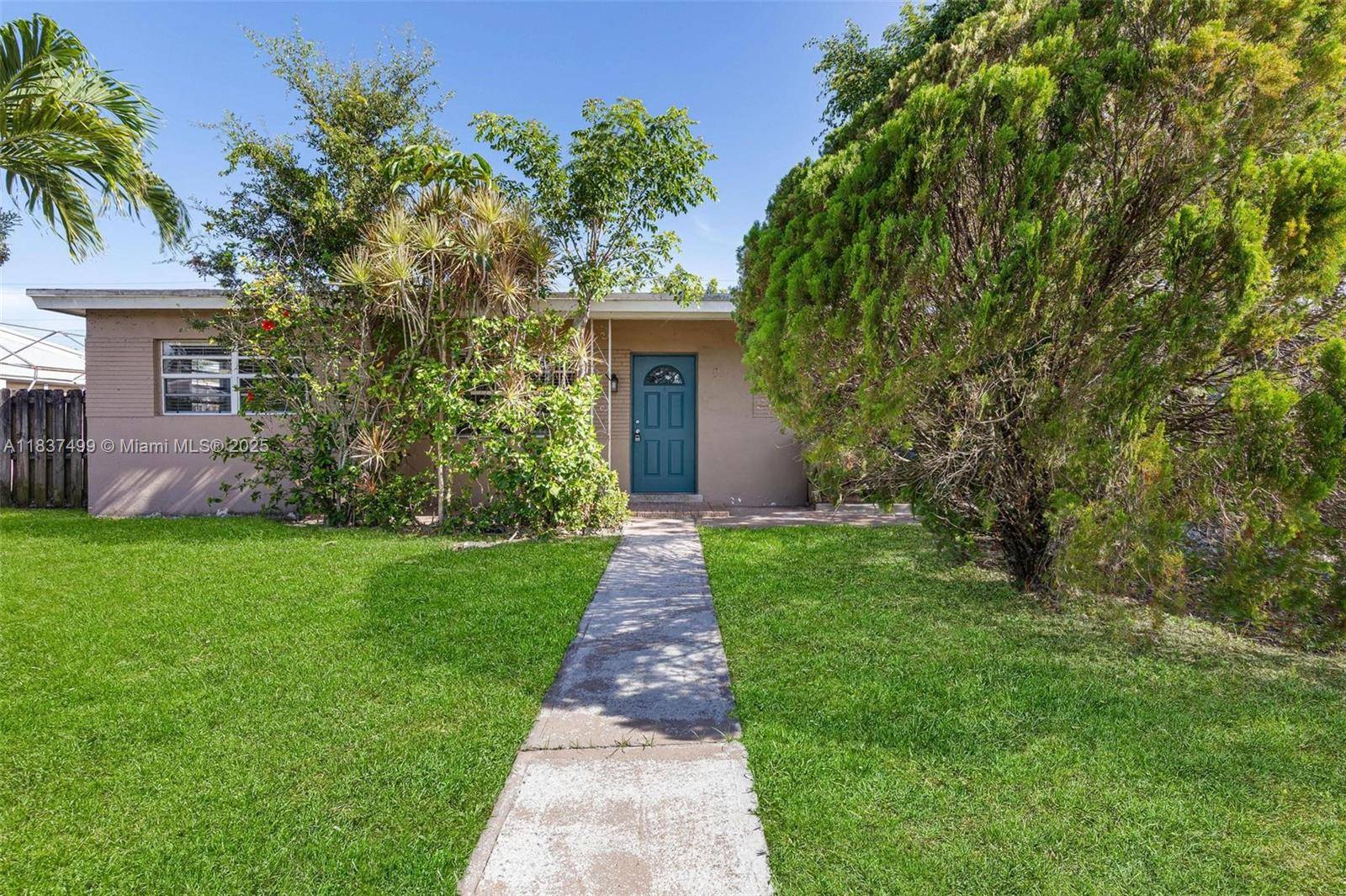 Charming 3 Bedroom, 1 Bathroom Home in Hollywood, Florida This 3 bedroom, 1 bathroom home offers a functional layout and a convenient location close to beaches, shopping, dining, and everyday ...