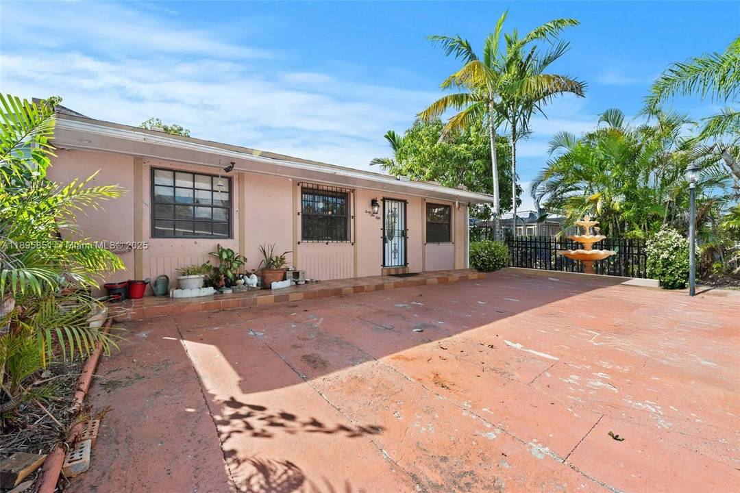 Discover this charming 3 bed, 1 bath row house in Miami's Kendall area !