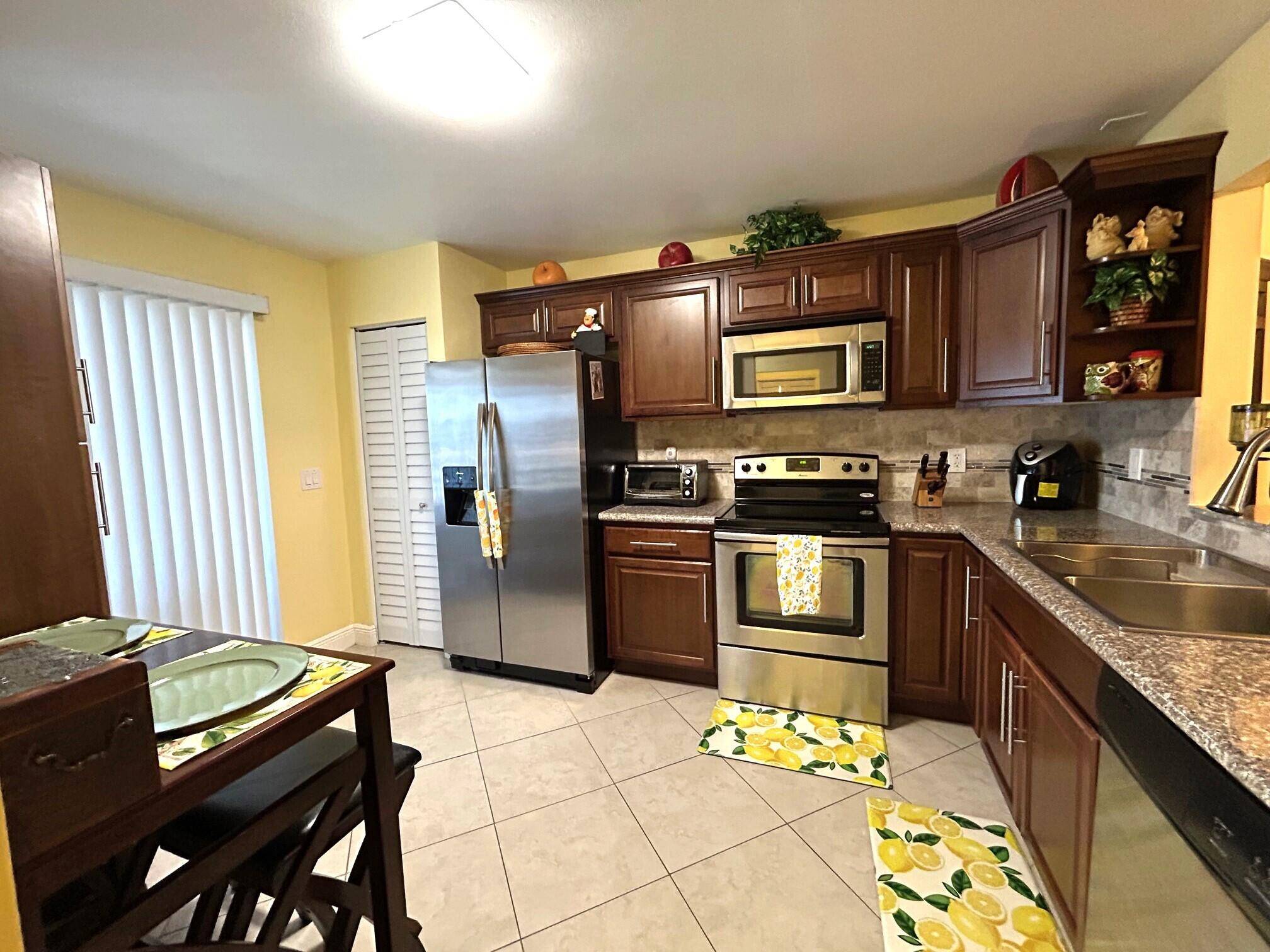 Beautifully renovated 2 bedroom 2 bath Villa located in the 55 community, Villas of Lucerne lakes.