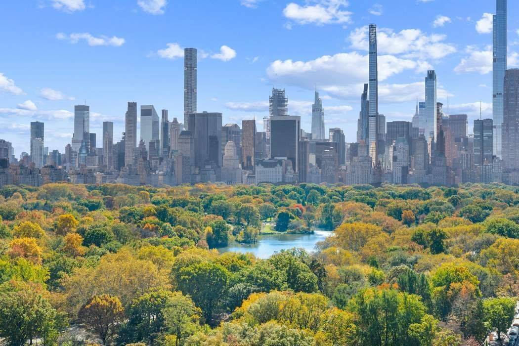 Perched high atop the Beresford on Central Park West, the proposed combination of the 19th Floor and 20th Floor D Line corner apartments present an extraordinary opportunity.