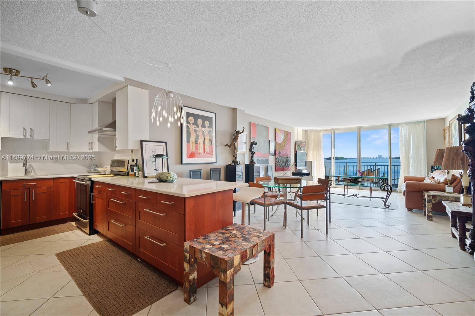Gorgeous 1 bedroom 2bath Condo located in the Palm Bay Residence.