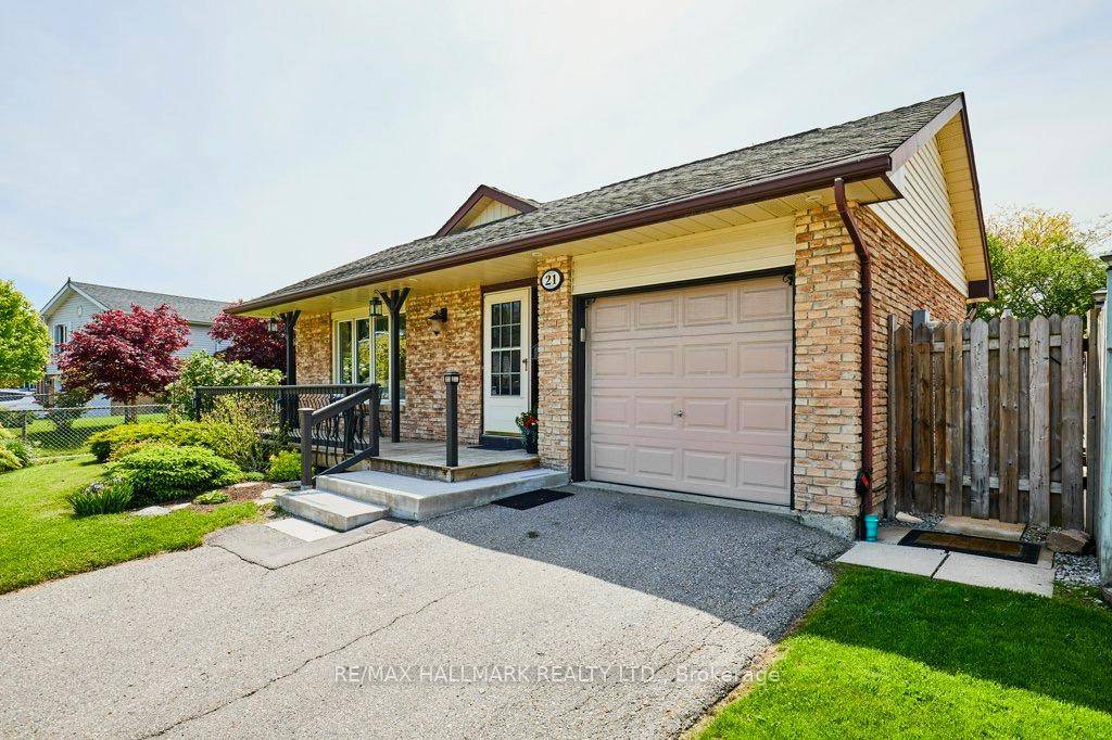 Welcome to this beautifully maintained home on a quiet crescent that's ready for you to move in and enjoy.