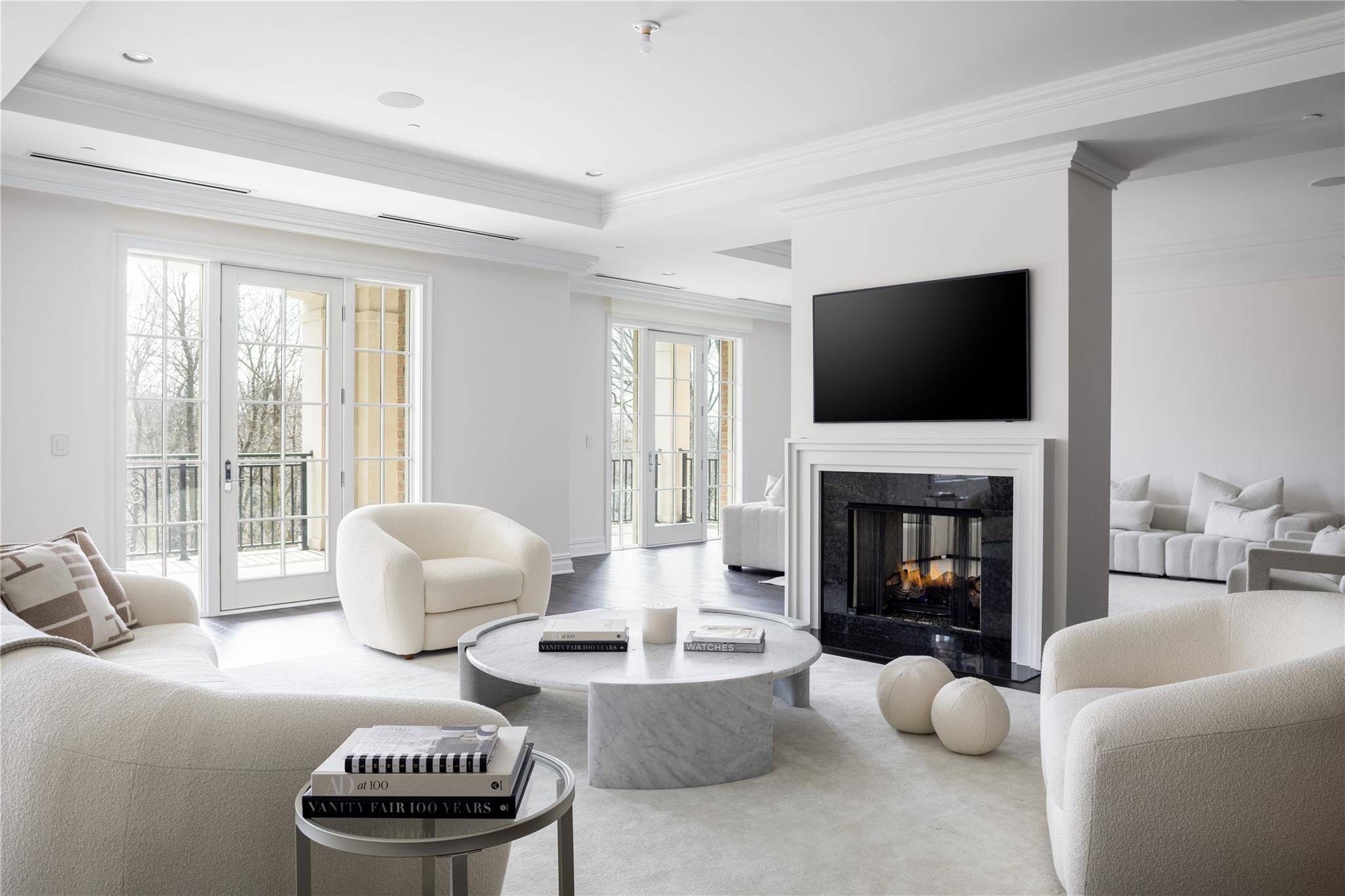 Welcome to The Ritz Carlton Residences, an exclusive gated enclave where world class amenities and a resort style lifestyle come together in perfect harmony.