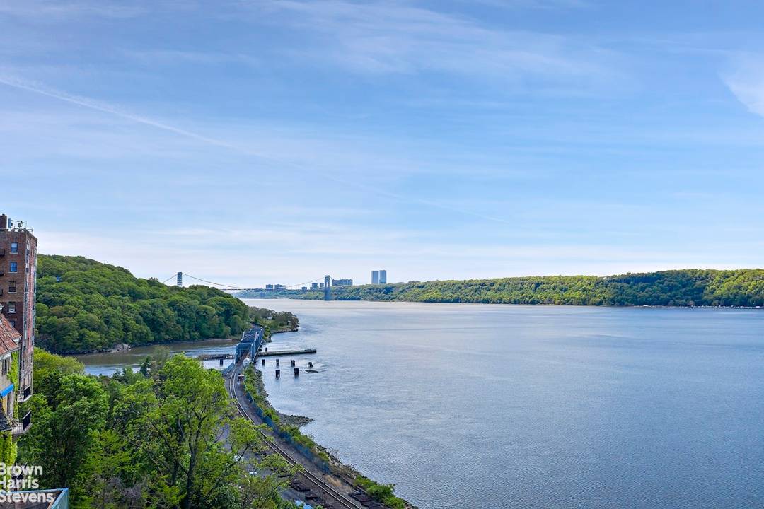 La Rive is one of Riverdale's most sought after condominium buildings.