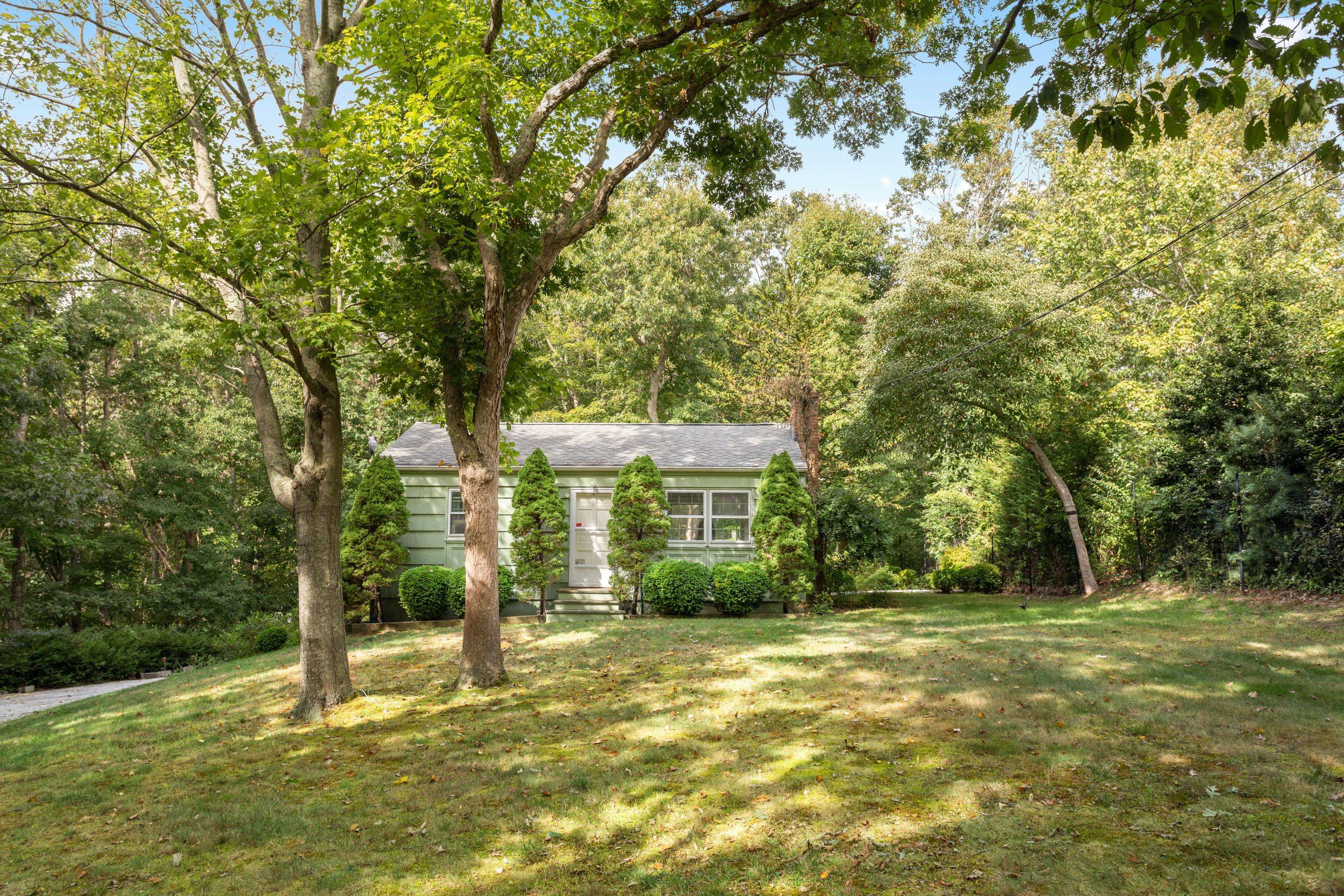 Sag Harbor Cottage With Elevated Deck