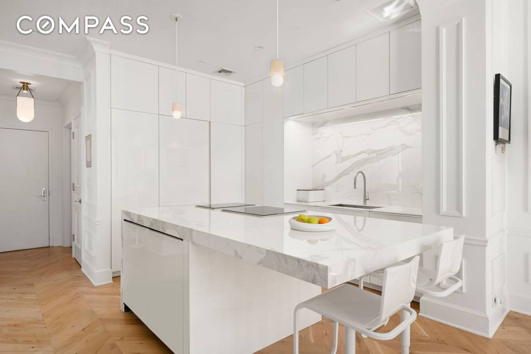Flatiron s Hidden Jewel in the Sky Perfectly positioned on one of Flatiron s most sought after blocks, Penthouse 12F offers a rare balance of architectural character, modern design, and ...