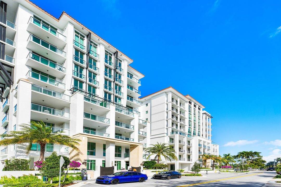 Discover an exceptional residence in the sought after East Tower of Royal Palm Residences, offering stunning, unobstructed views of both the Atlantic Ocean and Intracoastal Waterway.
