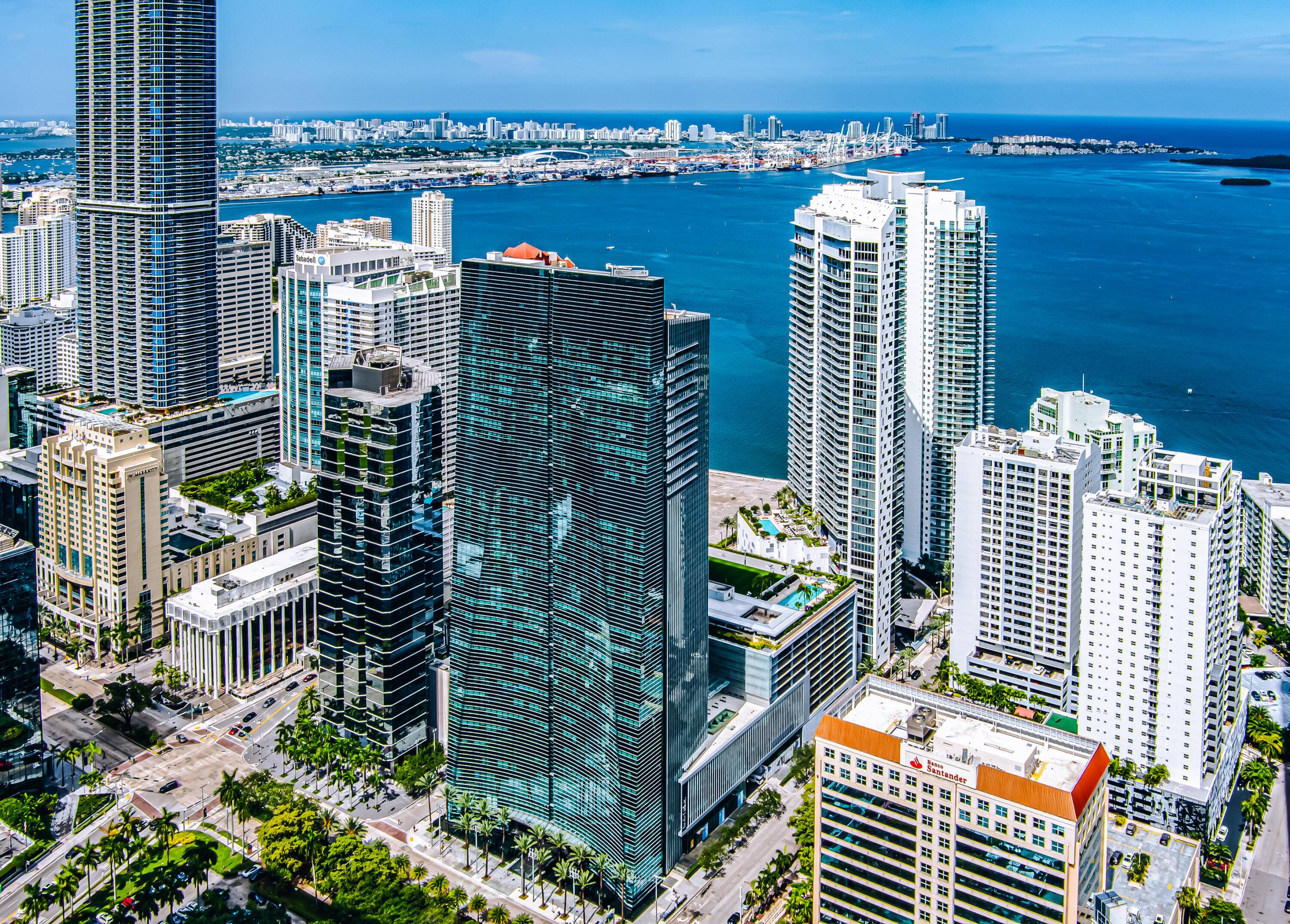 Sleek, stylish, and fully FURNISHED 1BD 1BA in the heart of Brickell's Financial District.