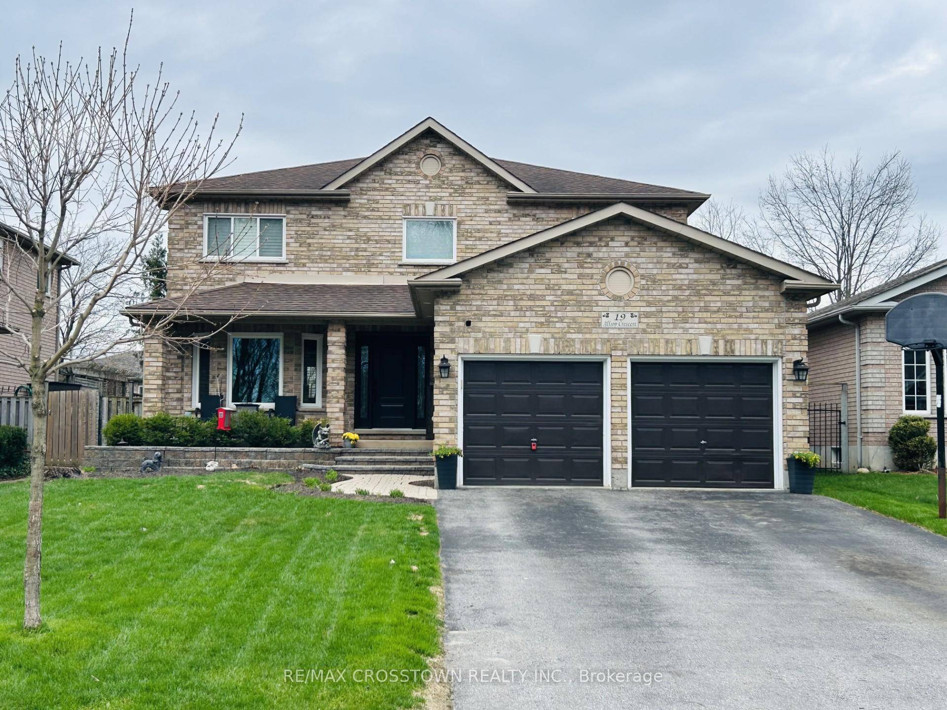 Stunning amp ; Spacious 6 Bedroom Home in Holly !