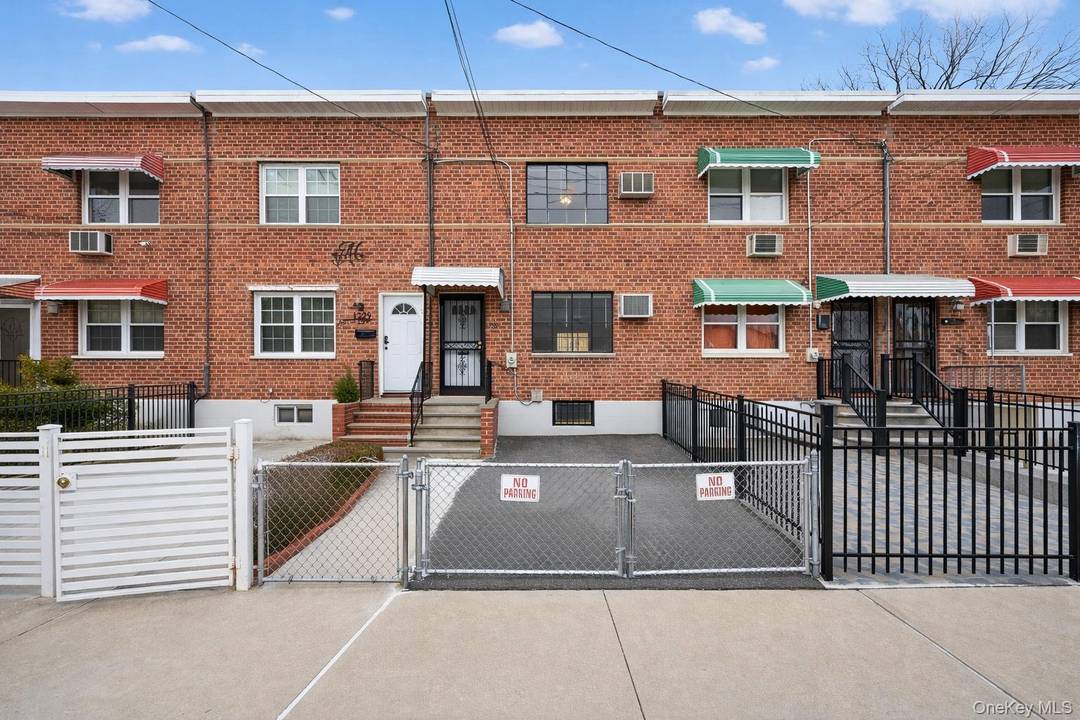 JUST LISTED ! MOVE IN READY 2 BEDROOM, 1.