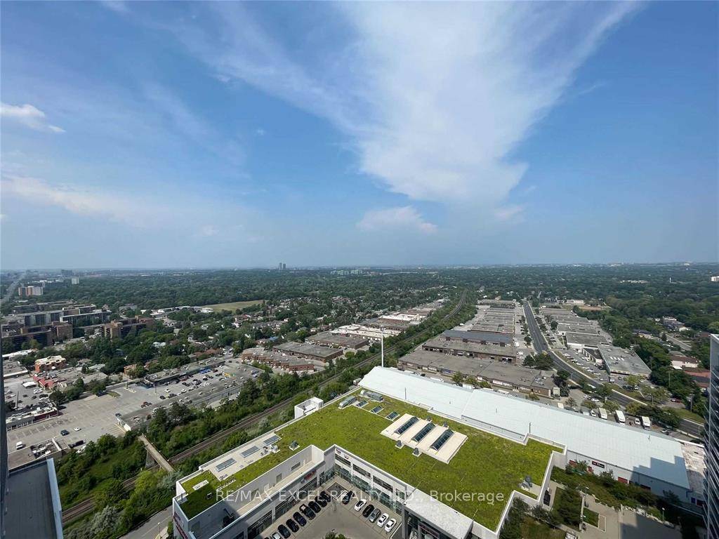 Well Maintained Luxury 1 Bedroom Den, 9 Feet Ceiling Beautiful Unobstructed North East View 635 Sq.