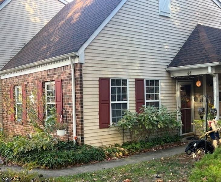 Location Perfect East Brunswick, Location End Unit Plus a Florida Room !