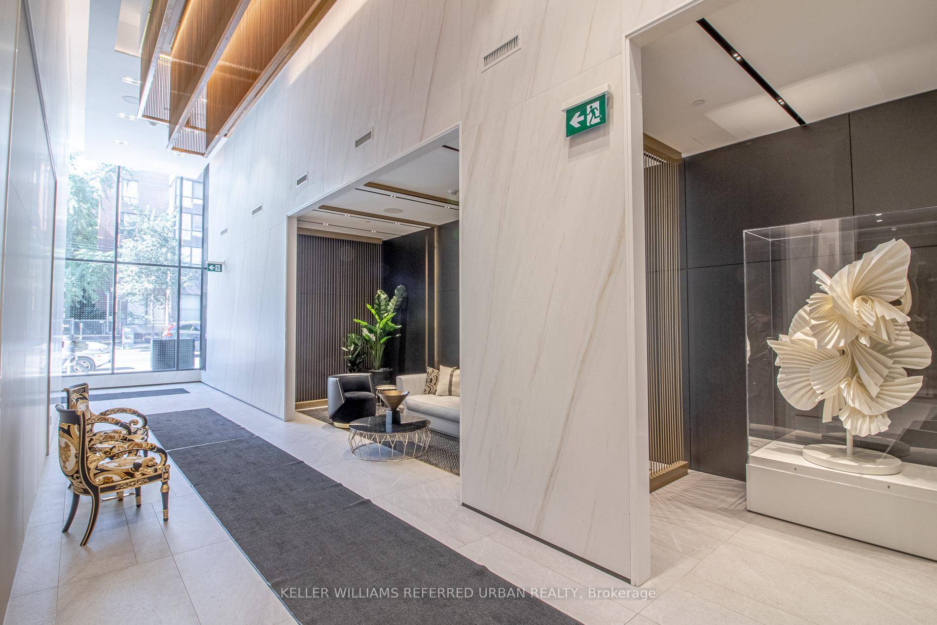 Experience modern living in this stylish 1 bedroom condo in the heart of downtown Toronto !