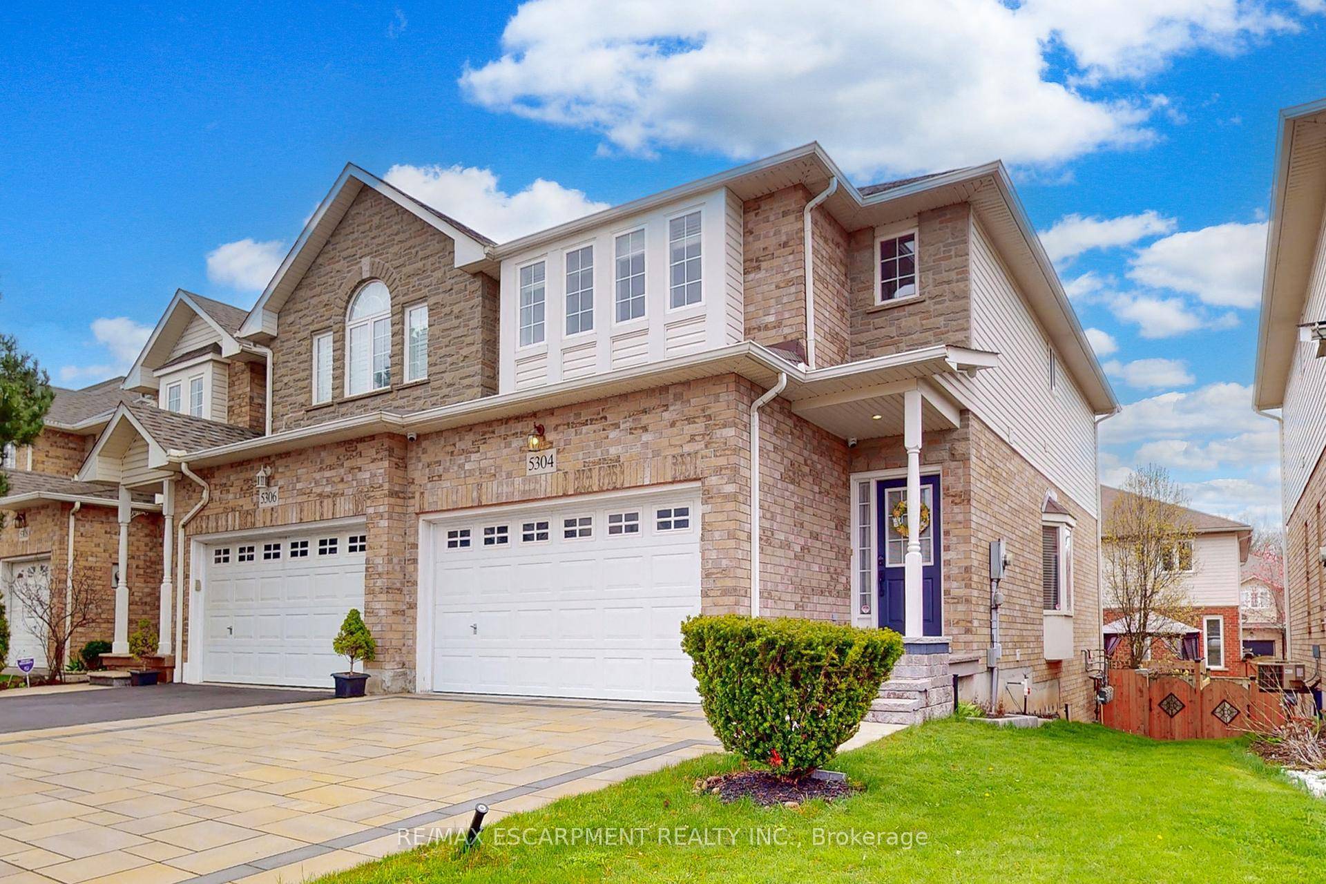 Welcome to this beautifully maintained 3 1 bedroom, 4 bathroom end unit townhome in the sought after Orchard Community, conveniently located near public transit, top rated schools, restaurants, and shopping.