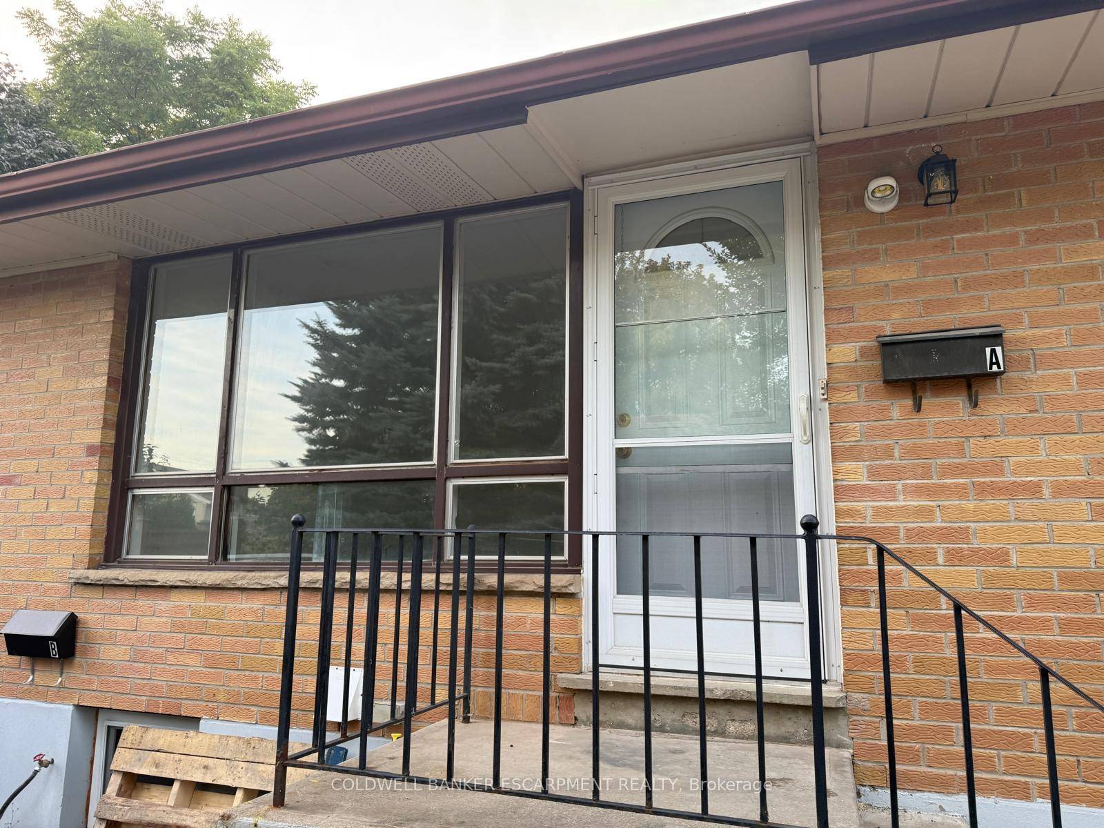 Newly renovated 2 bedroom upper unit close to Georgetown's GO station.