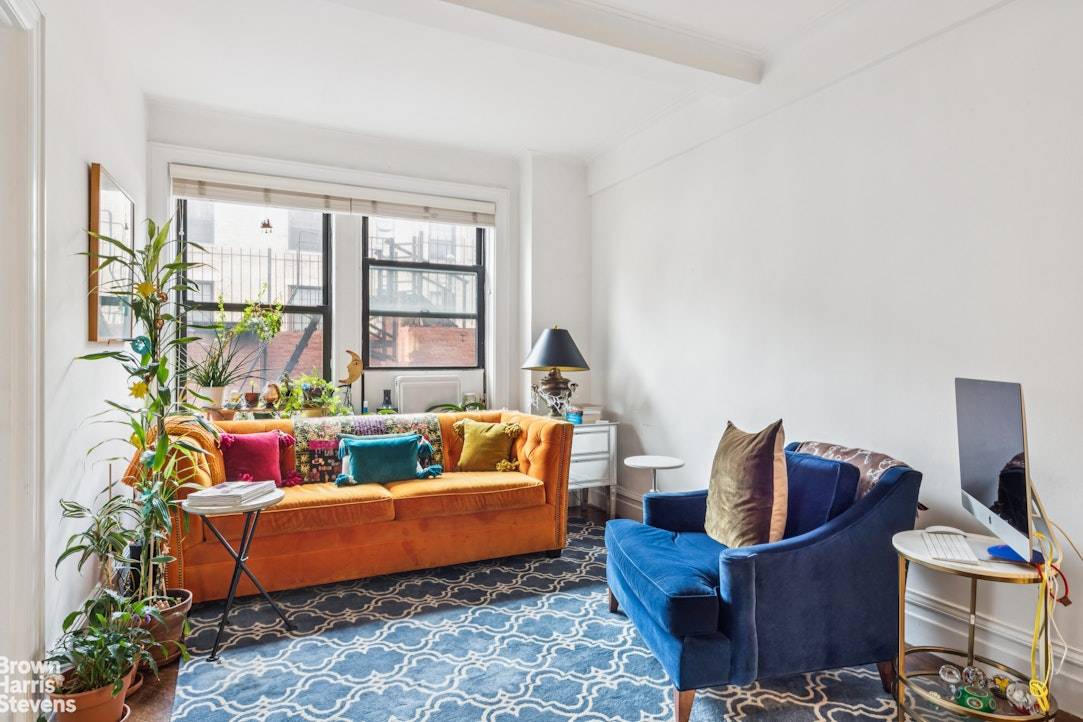 Sunny prewar doorman 1 bedroom in Morningside Heights.
