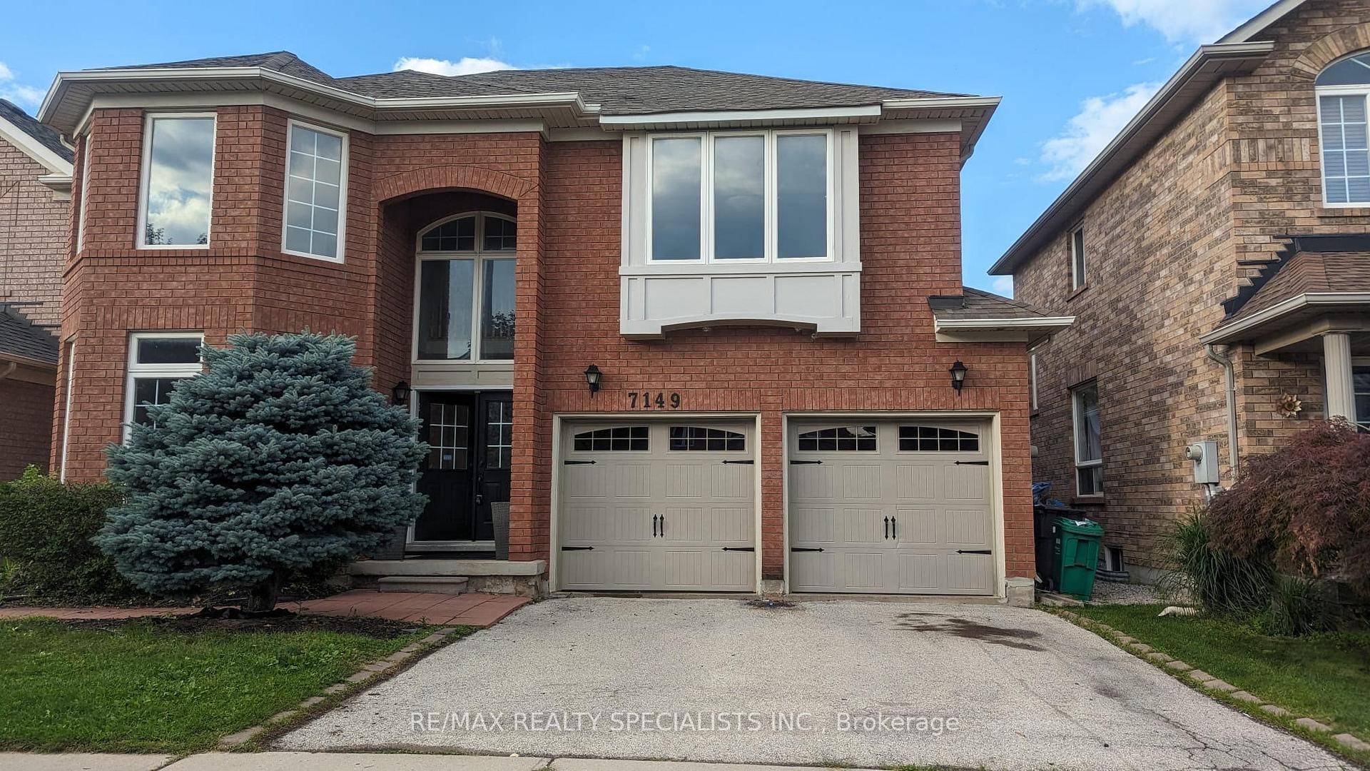 Welcome to one of Mississauga's most sought after neighbourhoods !