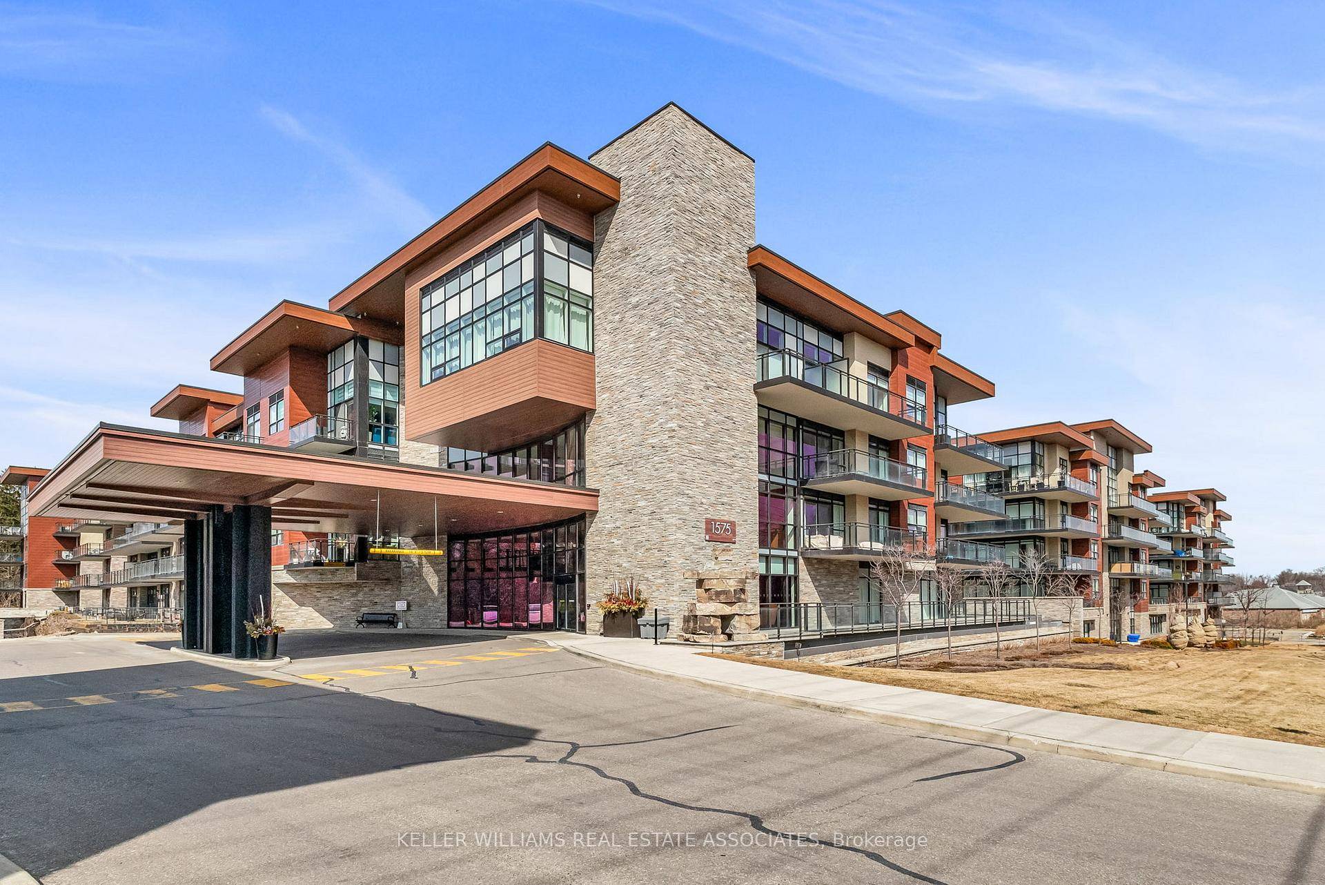 Welcome to Suite 231 at The Craftsman, an elegant, boutique style condominium in the heart of Clarkson Village, Mississauga.