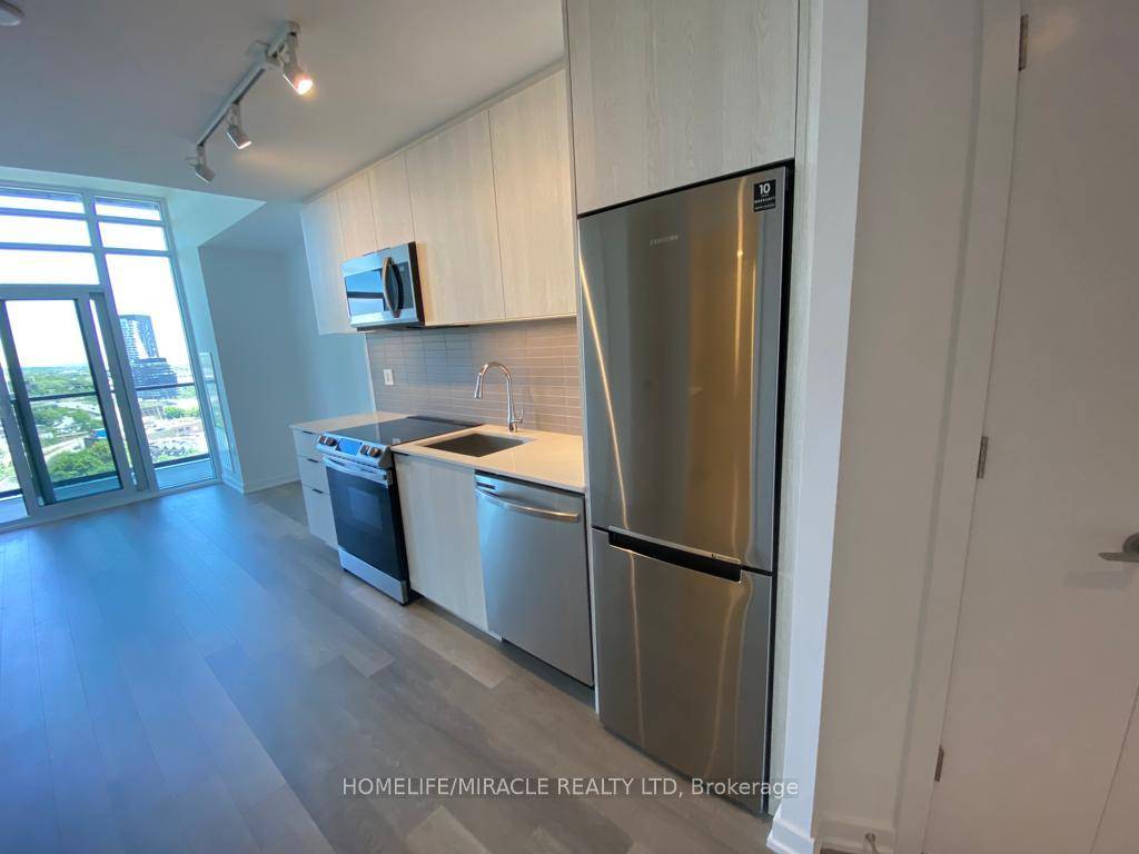 Very bright 1 Bed with efficient layout, modern kitchen, modern finishes throughout.