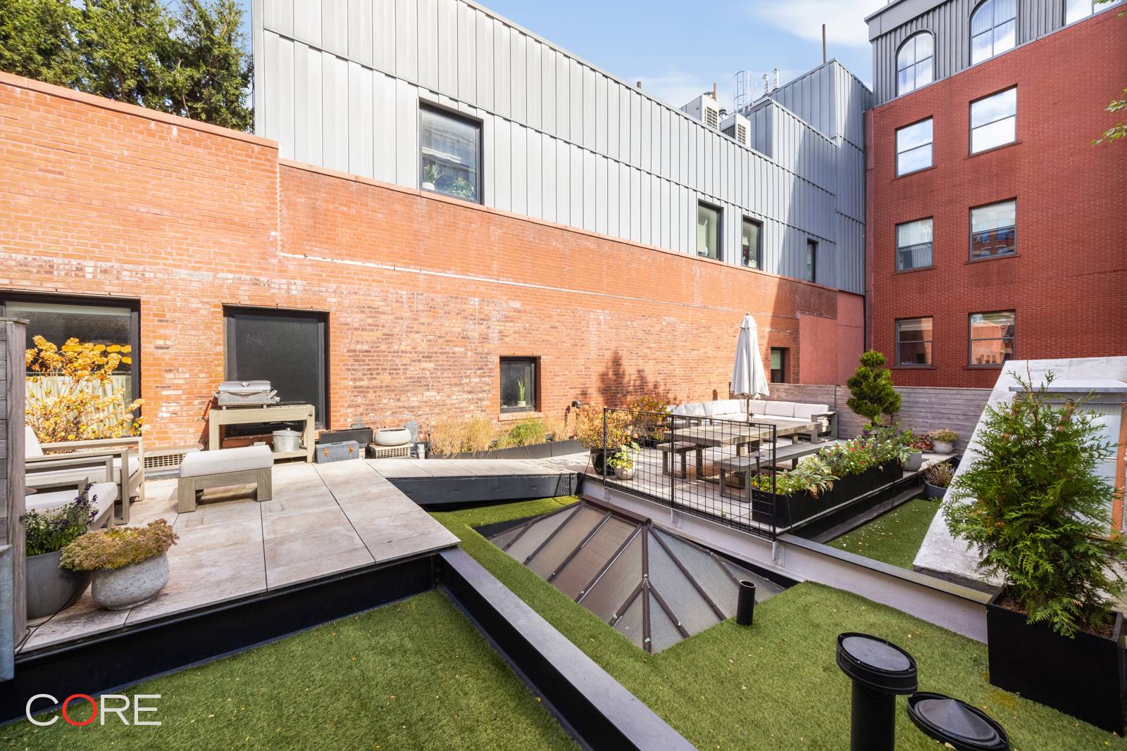 Nestled in the heart of vibrant Northwest Tribeca, this stunning loft was masterfully envisioned by celebrated interior designer Michael Bargo.