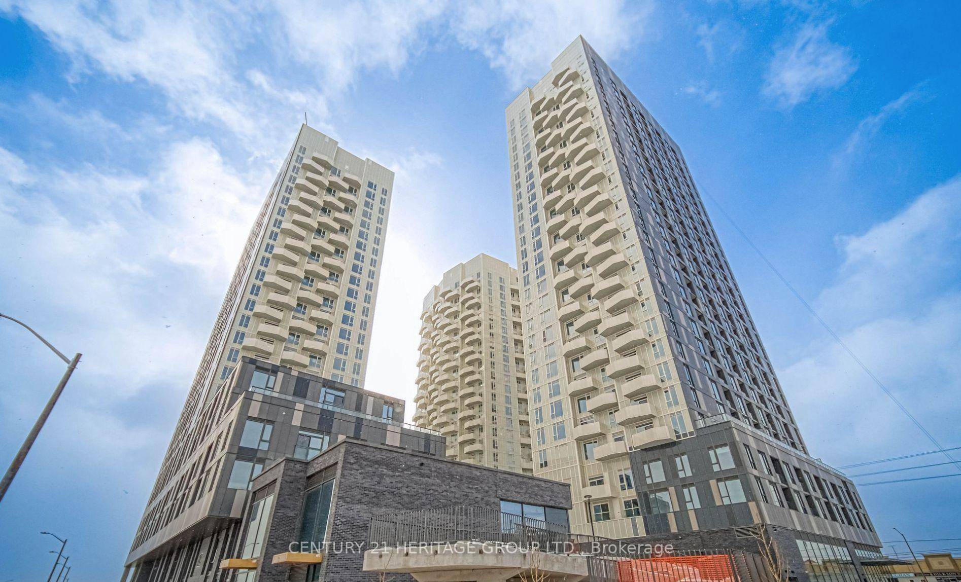 The Brand new, modern with hig end finishes throughout is on the 28th floor offers breathtaking skyline views.
