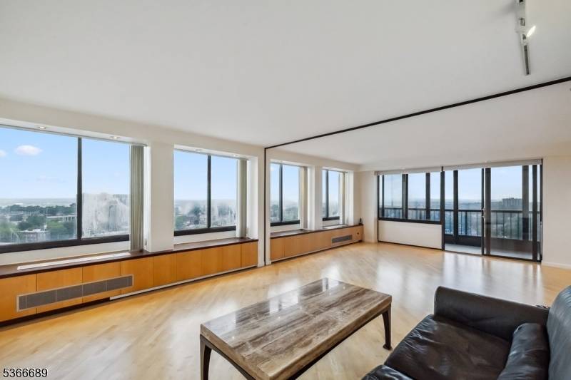 Welcome to your spacious 3 bedroom flex apartment 1805 square feet of comfortable, versatile living !
