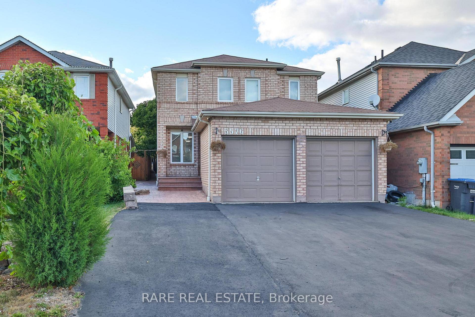 Welcome to 3576 Cherrington Crescent, located in the highly sought after Erin Mills community !