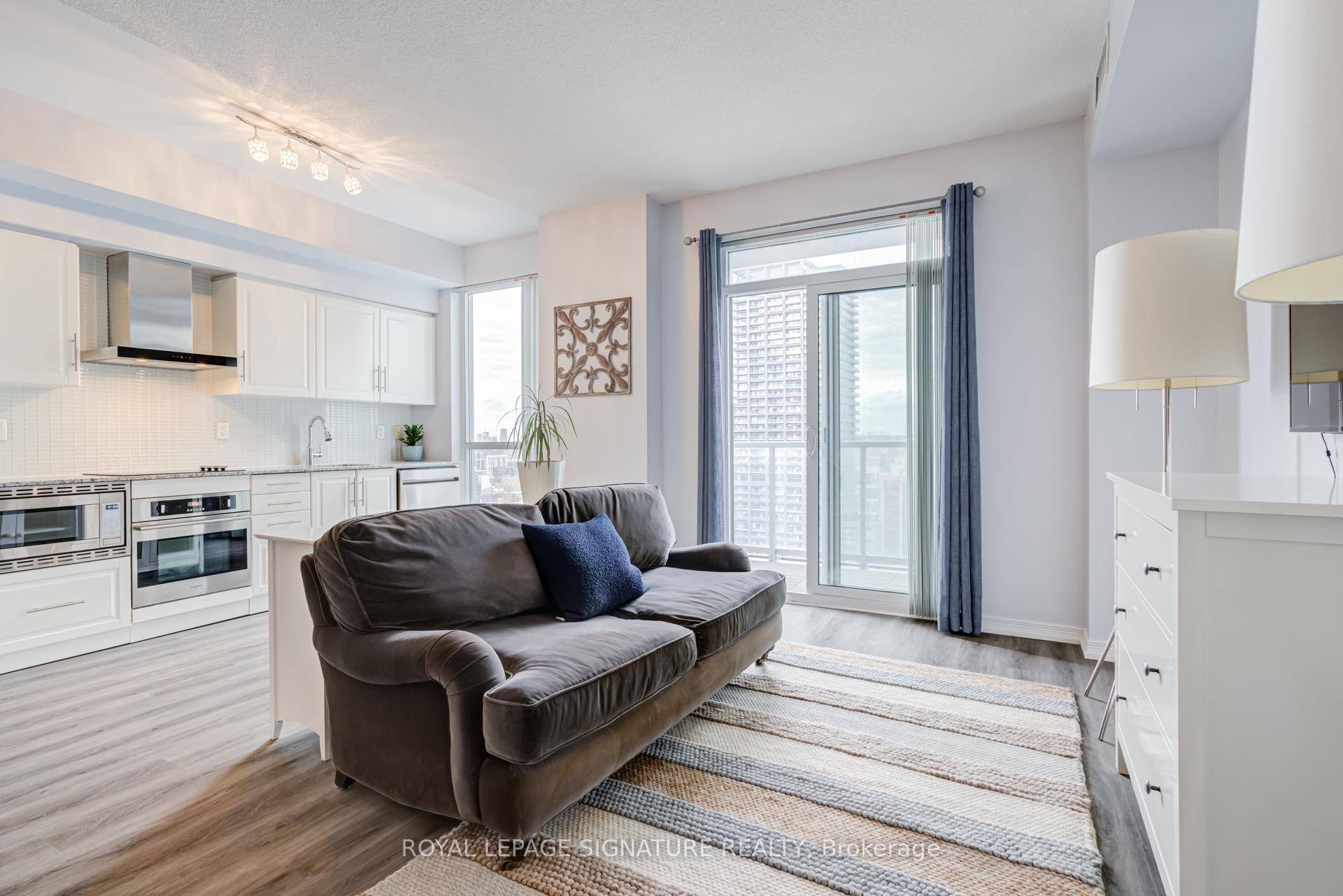 MOTIVATED SELLER ! Perfect for a real estate rookie or a veteran investor, this spacious, 587 sq ft, 1 bedroom condo is just a screaming line drive away from the ...