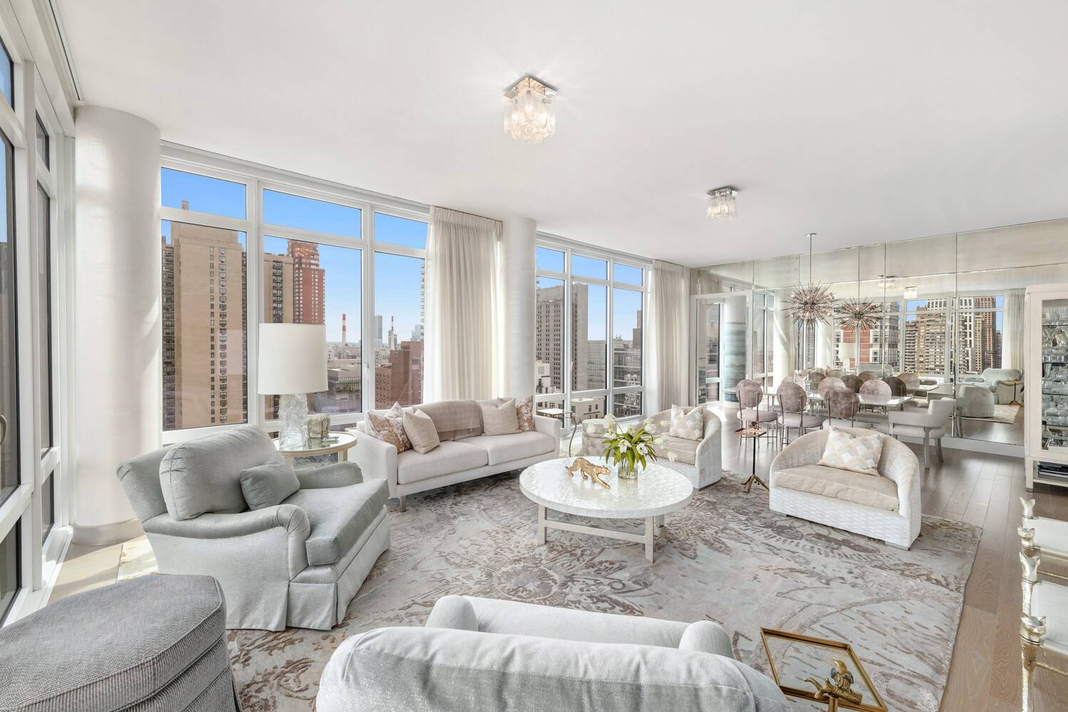 Expansive Hi Floor Aerie This sun flooded, high floor, corner residence offers triple exposures with sweeping city views through floor to ceiling windows.