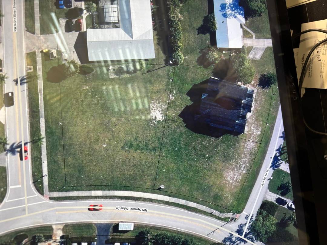 Easy access off US1 from any direction signal light North or South bound.